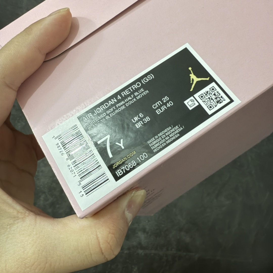 图片[12]-【新DT版】Air Jordan AJ4 Retro Valentine\’s Day 情人节彩蛋 IB7068-100 原厂头层皮料 全新升级改良 原鞋原楦原纸板同源开发 完美呈现乔4的版型 内侧正确双色网格 还原细节 正确气垫颜色 正确网格工艺 正确拉帮工艺 全鞋原装材料制作 原档案原模具打造 支持全方位与正品对比 尺码：35.5 36 36.5 37.5 38 38.5 39 40-莆田鞋