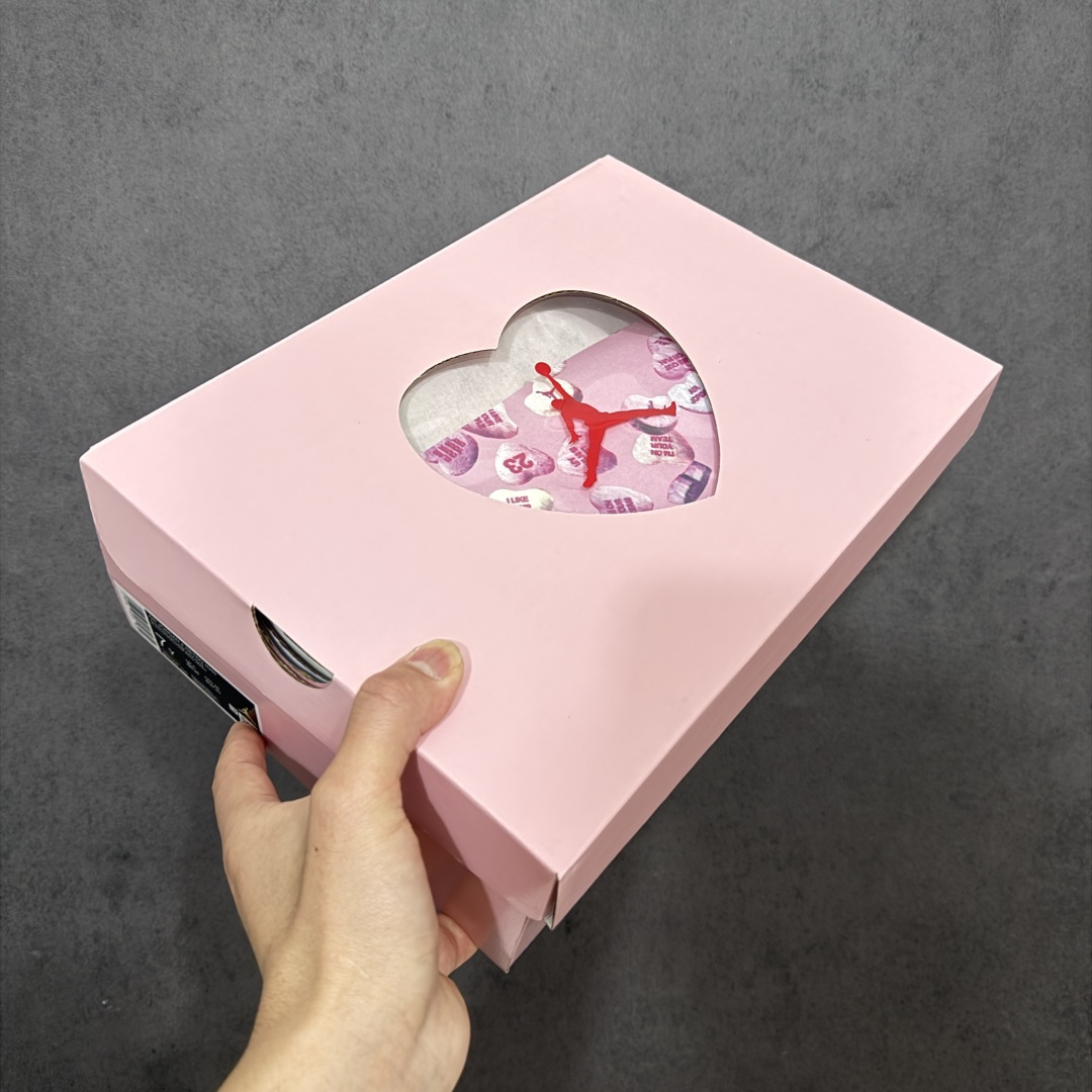 图片[11]-【新DT版】Air Jordan AJ4 Retro Valentine\’s Day 情人节彩蛋 IB7068-100 原厂头层皮料 全新升级改良 原鞋原楦原纸板同源开发 完美呈现乔4的版型 内侧正确双色网格 还原细节 正确气垫颜色 正确网格工艺 正确拉帮工艺 全鞋原装材料制作 原档案原模具打造 支持全方位与正品对比 尺码：35.5 36 36.5 37.5 38 38.5 39 40-莆田鞋