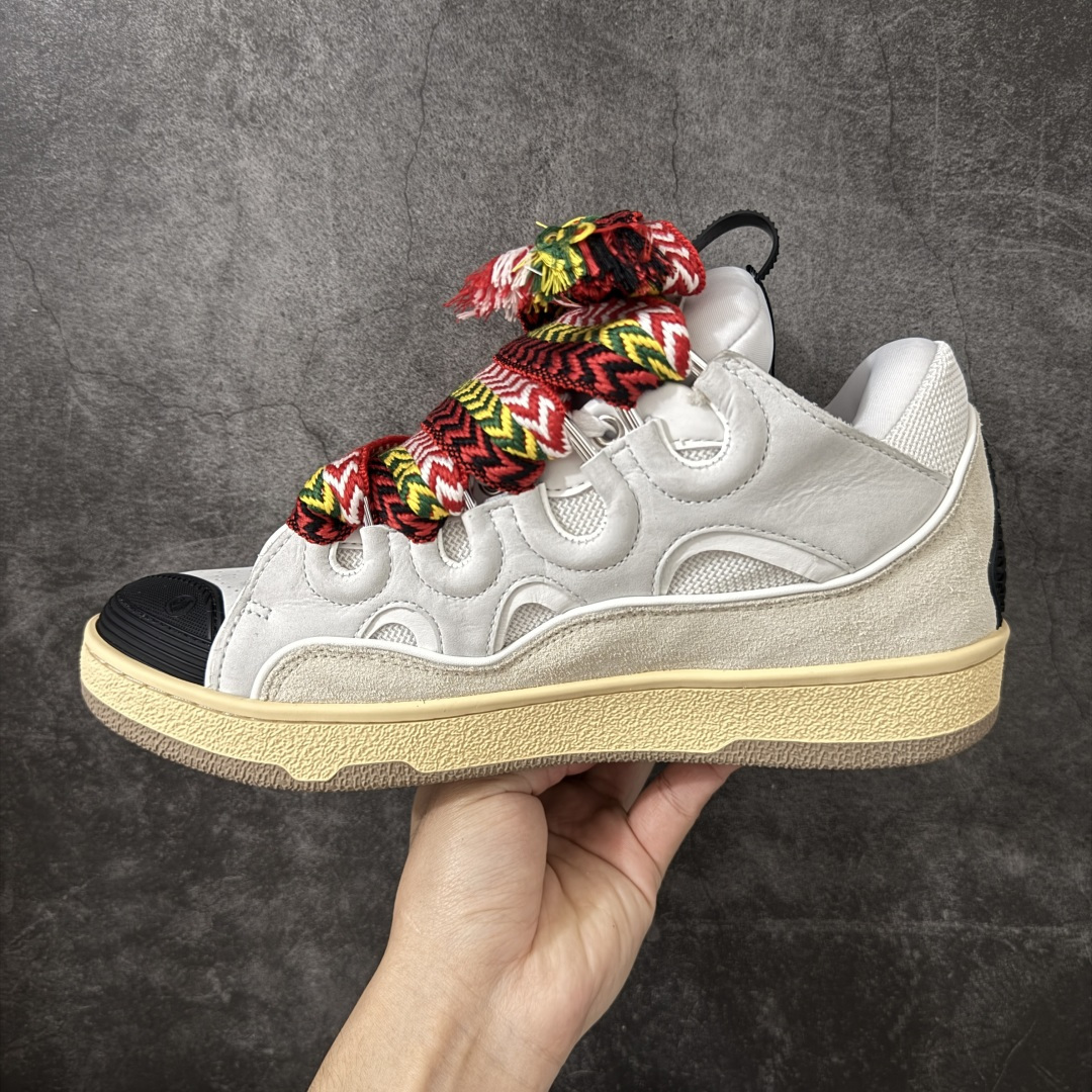 图片[2]-【OG纯原版】 Lanvin Leather Curb Sneakers 浪凡面包鞋 现货 原版1：1开模重工艺制作 面料采用进口牛磨砂➕环保牛反绒➕金钢网织物 内里柔软透气太空棉面料 原版开模双色TPU大底 顶级品质 区别市场流通其他货品 Leather是一款灵感源自90年代的运动鞋 设计自信 尺寸夸张 这款鞋由纳帕小牛皮、翻毛皮和网眼布制成 圆润的外形、加垫的鞋舌和弯曲的金属孔眼使这款精心打造的鞋格外舒适 尺码：35-46-选品中心