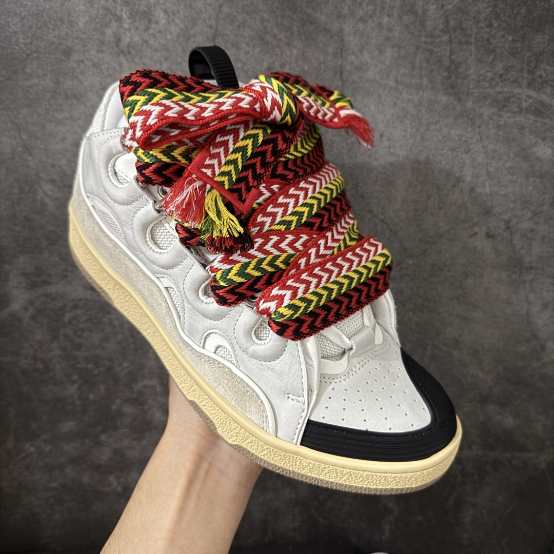 图片[3]-【OG纯原版】 Lanvin Leather Curb Sneakers 浪凡面包鞋 现货 原版1：1开模重工艺制作 面料采用进口牛磨砂➕环保牛反绒➕金钢网织物 内里柔软透气太空棉面料 原版开模双色TPU大底 顶级品质 区别市场流通其他货品 Leather是一款灵感源自90年代的运动鞋 设计自信 尺寸夸张 这款鞋由纳帕小牛皮、翻毛皮和网眼布制成 圆润的外形、加垫的鞋舌和弯曲的金属孔眼使这款精心打造的鞋格外舒适 尺码：35-46-选品中心