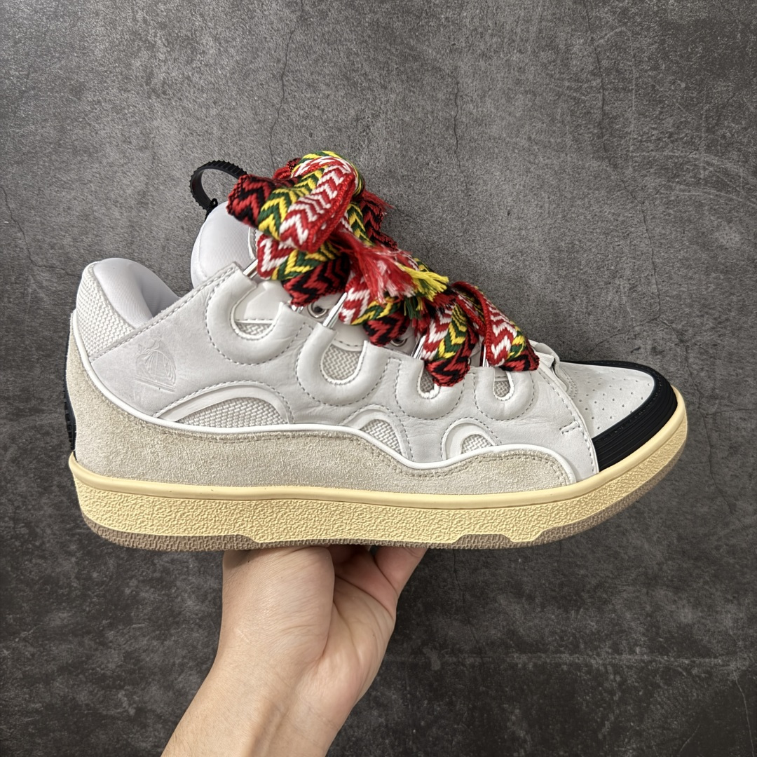 【OG纯原版】 Lanvin Leather Curb Sneakers 浪凡面包鞋 现货 原版1:1开模重工艺制作 面料采用进口牛磨砂➕环保牛反绒➕金钢网织物 内里柔软透气太空棉面料 原版开模双色TPU大底 顶级品质 区别市场流通其他货品 Leather是一款灵感源自90年代的运动鞋 设计自信 尺寸夸张 这款鞋由纳帕小牛皮、翻毛皮和网眼布制成 圆润的外形、加垫的鞋舌和弯曲的金属孔眼使这款精心打造的鞋格外舒适 尺码:35-46-选品中心