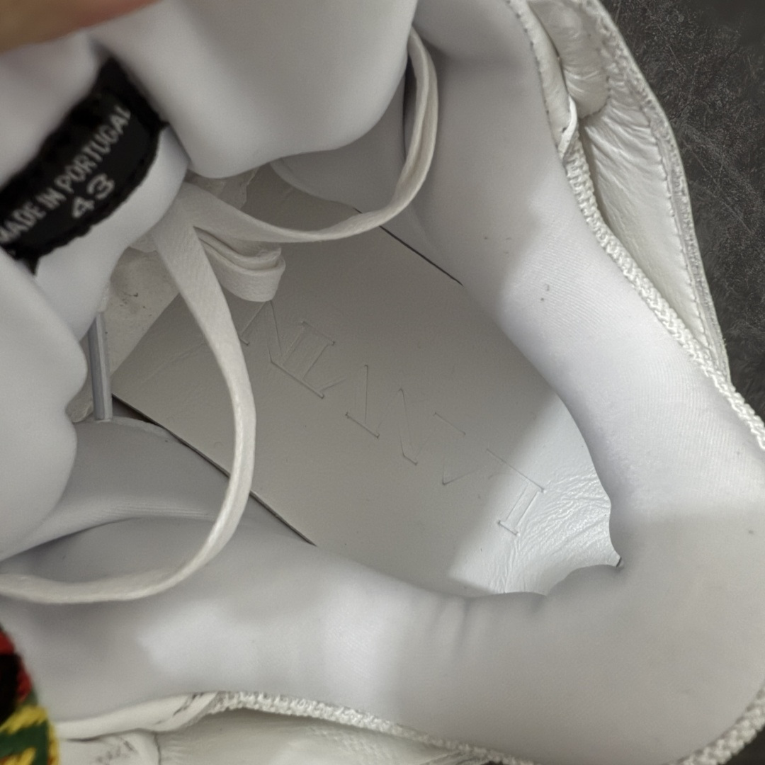 图片[8]-【OG纯原版】 Lanvin Leather Curb Sneakers 浪凡面包鞋 现货 原版1：1开模重工艺制作 面料采用进口牛磨砂➕环保牛反绒➕金钢网织物 内里柔软透气太空棉面料 原版开模双色TPU大底 顶级品质 区别市场流通其他货品 Leather是一款灵感源自90年代的运动鞋 设计自信 尺寸夸张 这款鞋由纳帕小牛皮、翻毛皮和网眼布制成 圆润的外形、加垫的鞋舌和弯曲的金属孔眼使这款精心打造的鞋格外舒适 尺码：35-46-选品中心