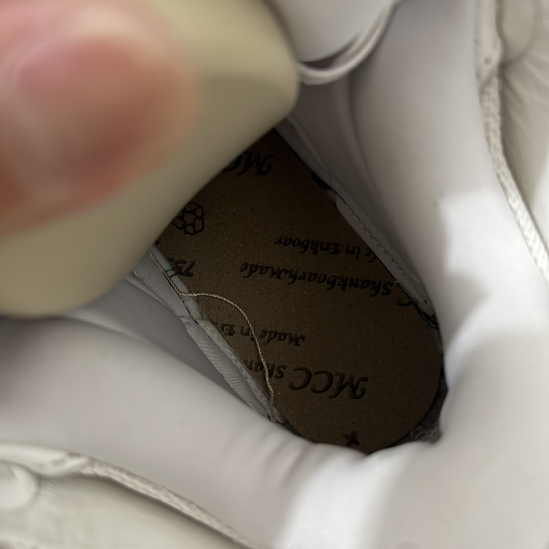 图片[9]-【OG纯原版】 Lanvin Leather Curb Sneakers 浪凡面包鞋 现货 原版1：1开模重工艺制作 面料采用进口牛磨砂➕环保牛反绒➕金钢网织物 内里柔软透气太空棉面料 原版开模双色TPU大底 顶级品质 区别市场流通其他货品 Leather是一款灵感源自90年代的运动鞋 设计自信 尺寸夸张 这款鞋由纳帕小牛皮、翻毛皮和网眼布制成 圆润的外形、加垫的鞋舌和弯曲的金属孔眼使这款精心打造的鞋格外舒适 尺码：35-46-选品中心