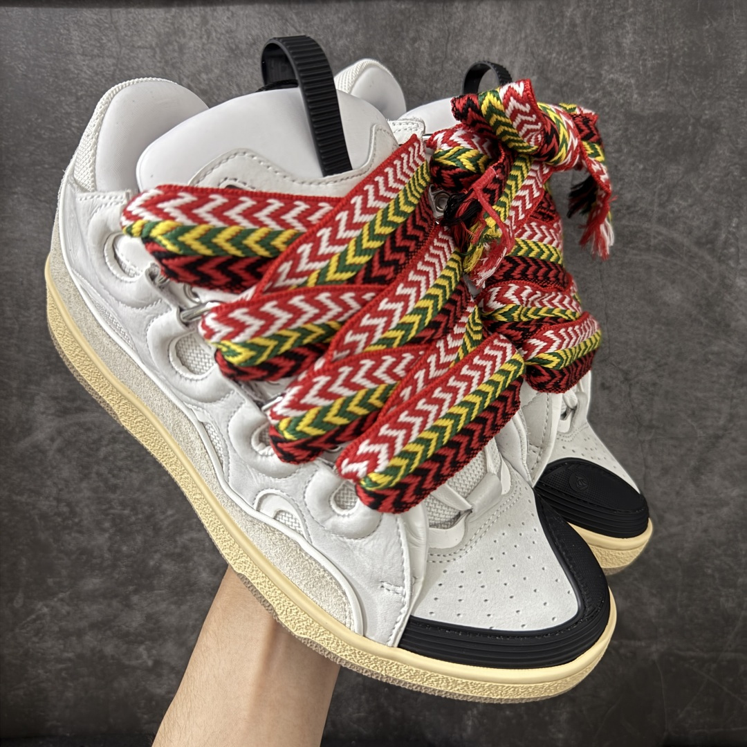 【OG纯原版】 Lanvin Leather Curb Sneakers 浪凡面包鞋 现货 原版1:1开模重工艺制作 面料采用进口牛磨砂➕环保牛反绒➕金钢网织物 内里柔软透气太空棉面料 原版开模双色TPU大底 顶级品质 区别市场流通其他货品 Leather是一款灵感源自90年代的运动鞋 设计自信 尺寸夸张 这款鞋由纳帕小牛皮、翻毛皮和网眼布制成 圆润的外形、加垫的鞋舌和弯曲的金属孔眼使这款精心打造的鞋格外舒适 尺码:35-46-选品中心