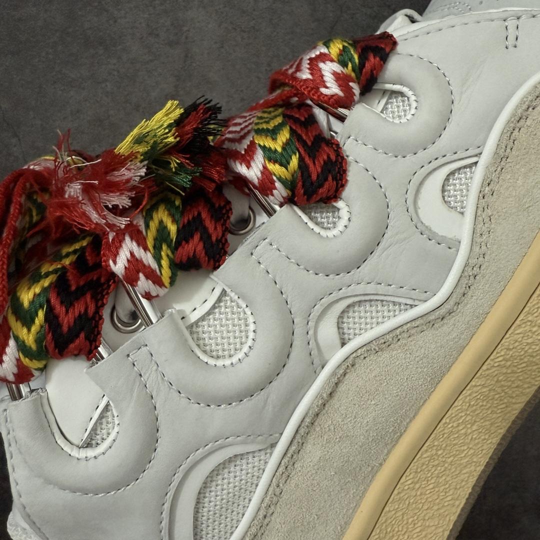 图片[4]-【OG纯原版】 Lanvin Leather Curb Sneakers 浪凡面包鞋 现货 原版1：1开模重工艺制作 面料采用进口牛磨砂➕环保牛反绒➕金钢网织物 内里柔软透气太空棉面料 原版开模双色TPU大底 顶级品质 区别市场流通其他货品 Leather是一款灵感源自90年代的运动鞋 设计自信 尺寸夸张 这款鞋由纳帕小牛皮、翻毛皮和网眼布制成 圆润的外形、加垫的鞋舌和弯曲的金属孔眼使这款精心打造的鞋格外舒适 尺码：35-46-选品中心