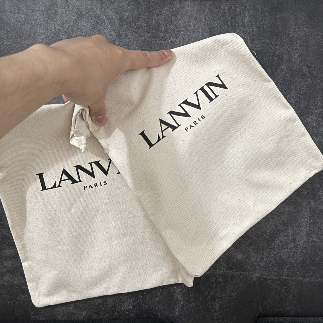 图片[11]-【OG纯原版】 Lanvin Leather Curb Sneakers 浪凡面包鞋 现货 原版1：1开模重工艺制作 面料采用进口牛磨砂➕环保牛反绒➕金钢网织物 内里柔软透气太空棉面料 原版开模双色TPU大底 顶级品质 区别市场流通其他货品 Leather是一款灵感源自90年代的运动鞋 设计自信 尺寸夸张 这款鞋由纳帕小牛皮、翻毛皮和网眼布制成 圆润的外形、加垫的鞋舌和弯曲的金属孔眼使这款精心打造的鞋格外舒适 尺码：35-46-选品中心