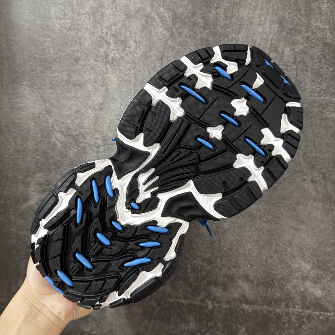 图片[9]-【XA纯原】BALENCIAGA 6XL Sneakers 巴黎世家15代绑带 网布系带低帮走秀复古老爹鞋 全套原纸板楦头开发 最原汁原味的灵魂版型 全鞋荧光划线卡点 胶水把控整洁度追求极致完美 每一双都是工艺品 多重QC质检 超越公司货的品控标准 实实在在的免检产品 原盒原配 正确字体电绣 粗细、位置、大小正确 侧边TPU 透气孔匹配意产原版 正确分离大底 TPU软底 原版一致大底LOGO 立体感十足 原厂皮料水洗做旧 采购原厂网纱 不含皮革 网布材料和聚氨酯 磨损效果 展现品牌对于新潮事物的热情 这款鞋子拥有巨大尺寸和醒目设计 符合当下”老爹鞋”的趋势 鞋子采用银灰配色 营造出低调而不失华丽的效果 10XL的尺码使它成为市场中最显眼的存在 适合追求个性化的人群 Balenciaga始终站在时尚前沿 此次发布的产品再次体现了他们的创新能力 尺码：35-46-选品中心