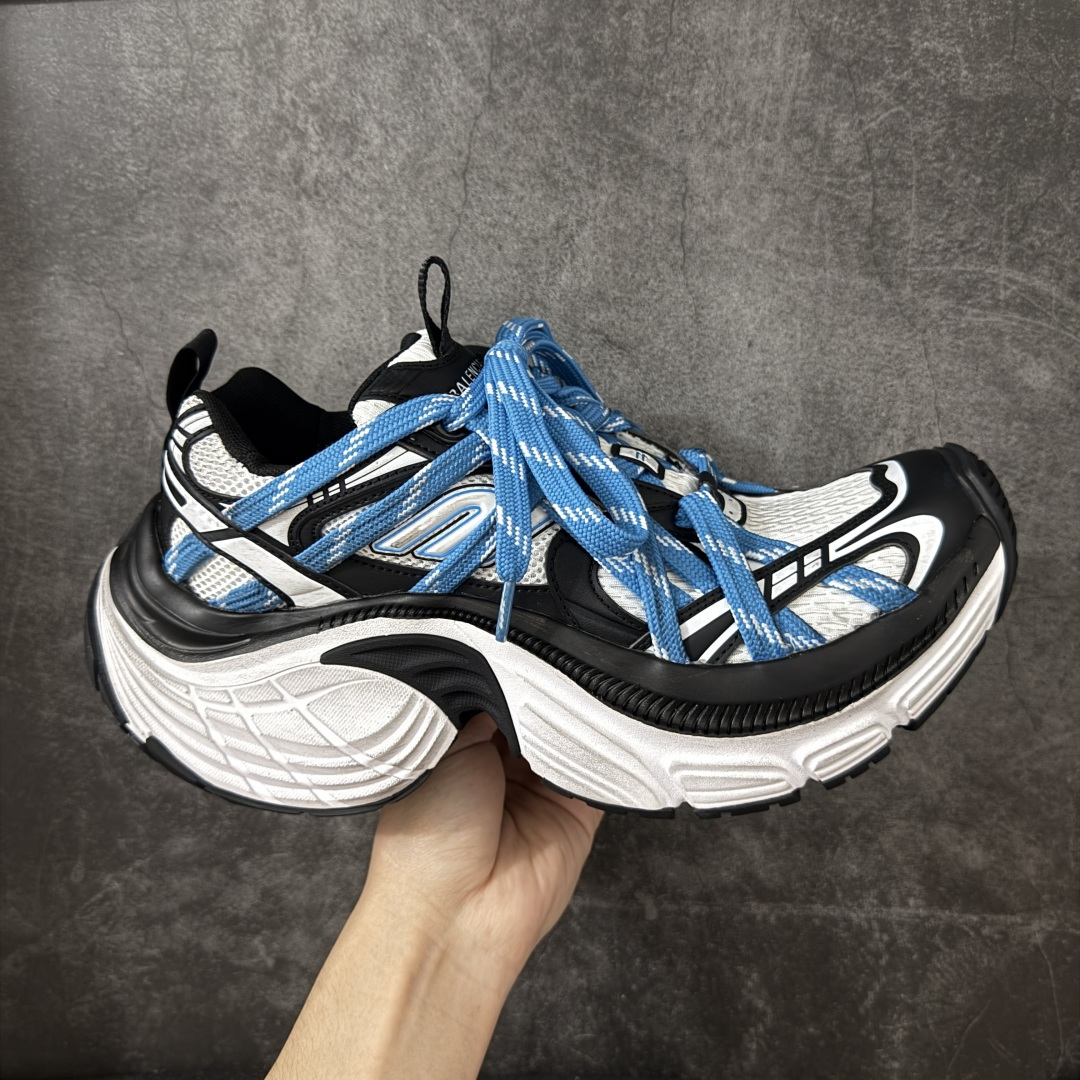 【XA纯原】BALENCIAGA 6XL Sneakers 巴黎世家15代绑带 网布系带低帮走秀复古老爹鞋 全套原纸板楦头开发 最原汁原味的灵魂版型 全鞋荧光划线卡点 胶水把控整洁度追求极致完美 每一双都是工艺品 多重QC质检 超越公司货的品控标准 实实在在的免检产品 原盒原配 正确字体电绣 粗细、位置、大小正确 侧边TPU 透气孔匹配意产原版 正确分离大底 TPU软底 原版一致大底LOGO 立体感十足 原厂皮料水洗做旧 采购原厂网纱 不含皮革 网布材料和聚氨酯 磨损效果 展现品牌对于新潮事物的热情 这款鞋子拥有巨大尺寸和醒目设计 符合当下”老爹鞋”的趋势 鞋子采用银灰配色 营造出低调而不失华丽的效果 10XL的尺码使它成为市场中最显眼的存在 适合追求个性化的人群 Balenciaga始终站在时尚前沿 此次发布的产品再次体现了他们的创新能力 尺码：35-46-选品中心