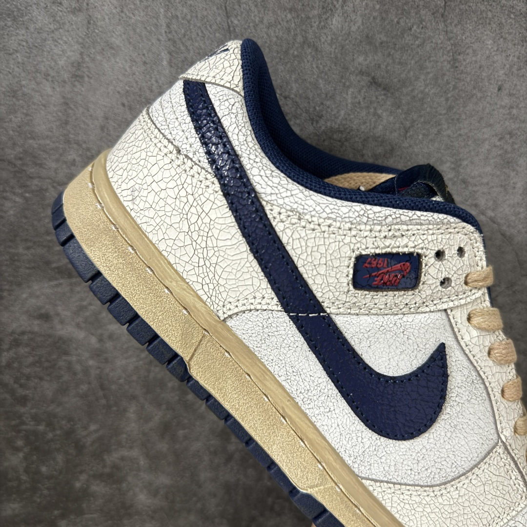 图片[7]-【纯原AY版】Nike x Stranger Things Dunk Low SP 怪奇物语 IH6766-001 这款鞋以“Phantom and Midnight Navy”配色为主，鞋身采用做旧设计，皮革带有裂纹，鞋带与中底呈现出怀旧色彩，仿佛从1987年穿越而来。鞋舌上有“1987”的小徽章，呼应剧中时间线，同时也点明了Dunk的诞生年份。此外，鞋身的耐克标志是倒着的，这一独特设计增加了鞋子的辨识度。鞋盒也经过特殊设计，带有做旧效果，里面还附赠了霍金斯实验室logo和颠倒世界小方块的鞋带扣等配件。 尺码：36-47.5（半码）-选品中心