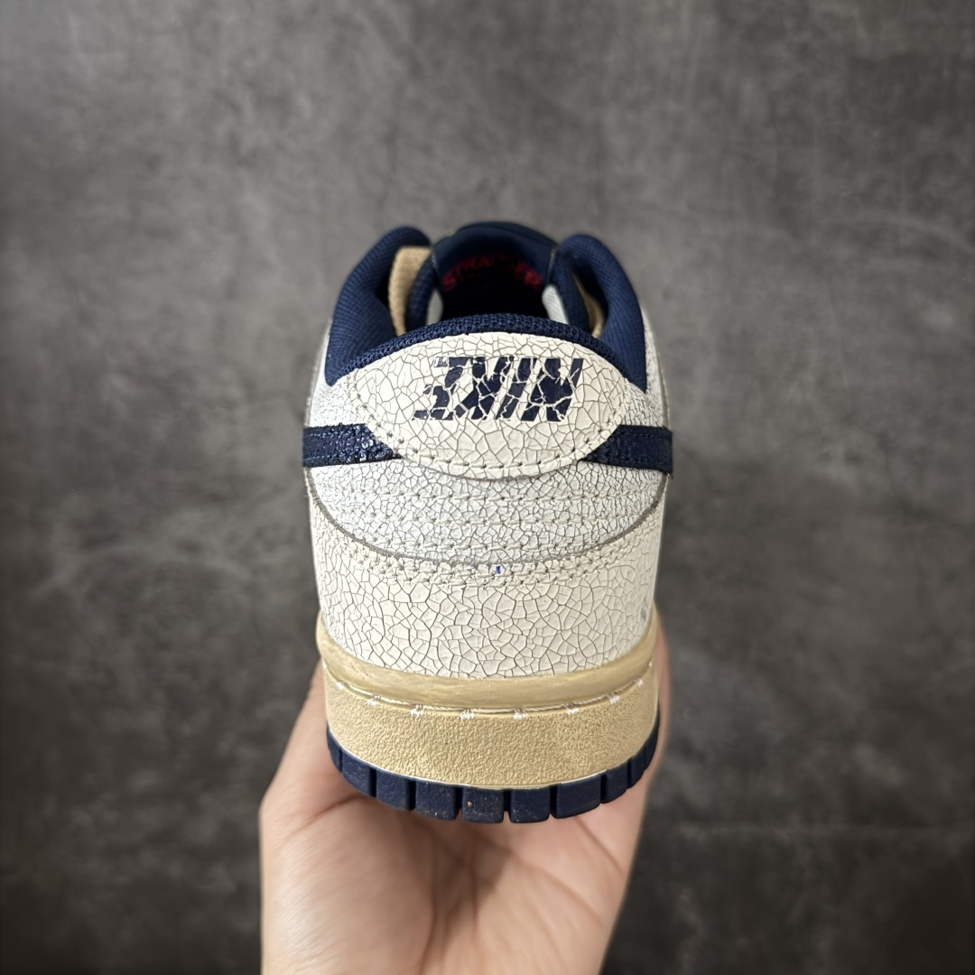 图片[4]-【纯原AY版】Nike x Stranger Things Dunk Low SP 怪奇物语 IH6766-001 这款鞋以“Phantom and Midnight Navy”配色为主，鞋身采用做旧设计，皮革带有裂纹，鞋带与中底呈现出怀旧色彩，仿佛从1987年穿越而来。鞋舌上有“1987”的小徽章，呼应剧中时间线，同时也点明了Dunk的诞生年份。此外，鞋身的耐克标志是倒着的，这一独特设计增加了鞋子的辨识度。鞋盒也经过特殊设计，带有做旧效果，里面还附赠了霍金斯实验室logo和颠倒世界小方块的鞋带扣等配件。 尺码：36-47.5（半码）-选品中心