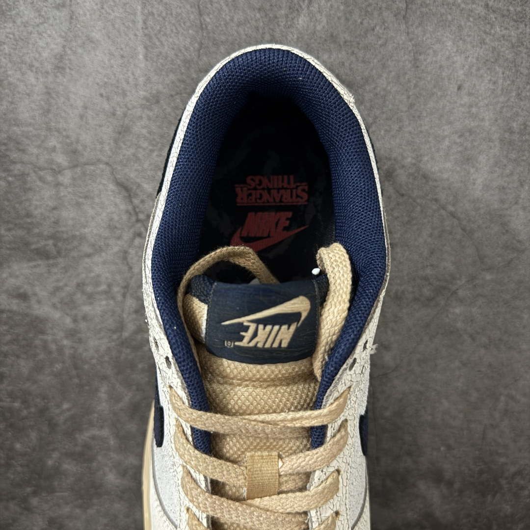 图片[8]-【纯原AY版】Nike x Stranger Things Dunk Low SP 怪奇物语 IH6766-001 这款鞋以“Phantom and Midnight Navy”配色为主，鞋身采用做旧设计，皮革带有裂纹，鞋带与中底呈现出怀旧色彩，仿佛从1987年穿越而来。鞋舌上有“1987”的小徽章，呼应剧中时间线，同时也点明了Dunk的诞生年份。此外，鞋身的耐克标志是倒着的，这一独特设计增加了鞋子的辨识度。鞋盒也经过特殊设计，带有做旧效果，里面还附赠了霍金斯实验室logo和颠倒世界小方块的鞋带扣等配件。 尺码：36-47.5（半码）-选品中心