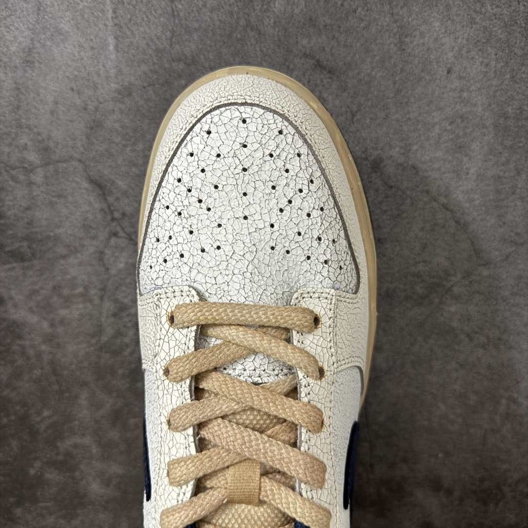 图片[5]-【纯原AY版】Nike x Stranger Things Dunk Low SP 怪奇物语 IH6766-001 这款鞋以“Phantom and Midnight Navy”配色为主，鞋身采用做旧设计，皮革带有裂纹，鞋带与中底呈现出怀旧色彩，仿佛从1987年穿越而来。鞋舌上有“1987”的小徽章，呼应剧中时间线，同时也点明了Dunk的诞生年份。此外，鞋身的耐克标志是倒着的，这一独特设计增加了鞋子的辨识度。鞋盒也经过特殊设计，带有做旧效果，里面还附赠了霍金斯实验室logo和颠倒世界小方块的鞋带扣等配件。 尺码：36-47.5（半码）-选品中心