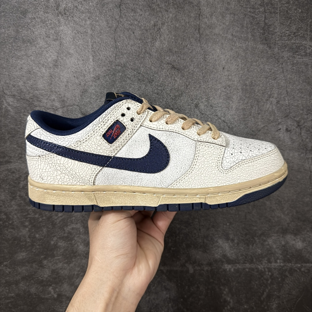【纯原AY版】Nike x Stranger Things Dunk Low SP 怪奇物语 IH6766-001 这款鞋以“Phantom and Midnight Navy”配色为主，鞋身采用做旧设计，皮革带有裂纹，鞋带与中底呈现出怀旧色彩，仿佛从1987年穿越而来。鞋舌上有“1987”的小徽章，呼应剧中时间线，同时也点明了Dunk的诞生年份。此外，鞋身的耐克标志是倒着的，这一独特设计增加了鞋子的辨识度。鞋盒也经过特殊设计，带有做旧效果，里面还附赠了霍金斯实验室logo和颠倒世界小方块的鞋带扣等配件。 尺码：36-47.5（半码）-选品中心