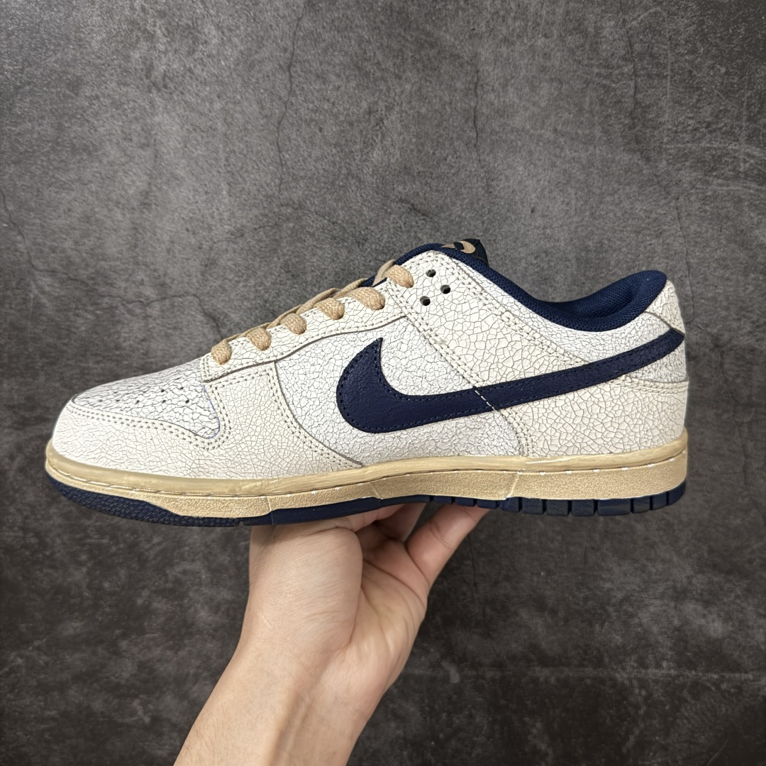 图片[2]-【纯原AY版】Nike x Stranger Things Dunk Low SP 怪奇物语 IH6766-001 这款鞋以“Phantom and Midnight Navy”配色为主，鞋身采用做旧设计，皮革带有裂纹，鞋带与中底呈现出怀旧色彩，仿佛从1987年穿越而来。鞋舌上有“1987”的小徽章，呼应剧中时间线，同时也点明了Dunk的诞生年份。此外，鞋身的耐克标志是倒着的，这一独特设计增加了鞋子的辨识度。鞋盒也经过特殊设计，带有做旧效果，里面还附赠了霍金斯实验室logo和颠倒世界小方块的鞋带扣等配件。 尺码：36-47.5（半码）-选品中心