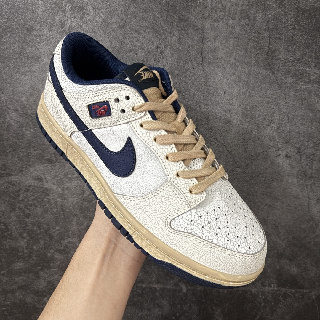 图片[3]-【纯原AY版】Nike x Stranger Things Dunk Low SP 怪奇物语 IH6766-001 这款鞋以“Phantom and Midnight Navy”配色为主，鞋身采用做旧设计，皮革带有裂纹，鞋带与中底呈现出怀旧色彩，仿佛从1987年穿越而来。鞋舌上有“1987”的小徽章，呼应剧中时间线，同时也点明了Dunk的诞生年份。此外，鞋身的耐克标志是倒着的，这一独特设计增加了鞋子的辨识度。鞋盒也经过特殊设计，带有做旧效果，里面还附赠了霍金斯实验室logo和颠倒世界小方块的鞋带扣等配件。 尺码：36-47.5（半码）-选品中心