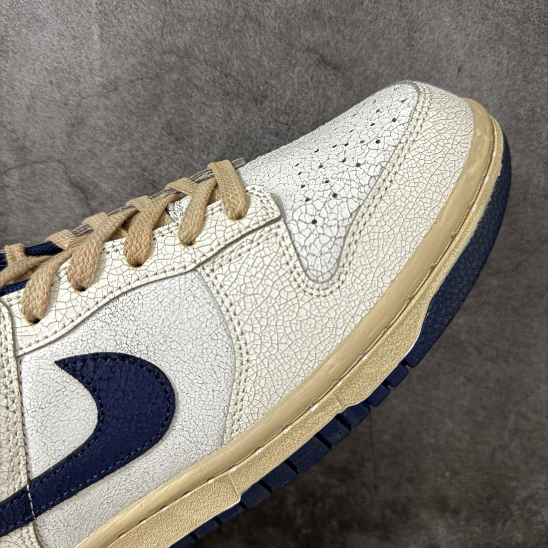 图片[6]-【纯原AY版】Nike x Stranger Things Dunk Low SP 怪奇物语 IH6766-001 这款鞋以“Phantom and Midnight Navy”配色为主，鞋身采用做旧设计，皮革带有裂纹，鞋带与中底呈现出怀旧色彩，仿佛从1987年穿越而来。鞋舌上有“1987”的小徽章，呼应剧中时间线，同时也点明了Dunk的诞生年份。此外，鞋身的耐克标志是倒着的，这一独特设计增加了鞋子的辨识度。鞋盒也经过特殊设计，带有做旧效果，里面还附赠了霍金斯实验室logo和颠倒世界小方块的鞋带扣等配件。 尺码：36-47.5（半码）-选品中心