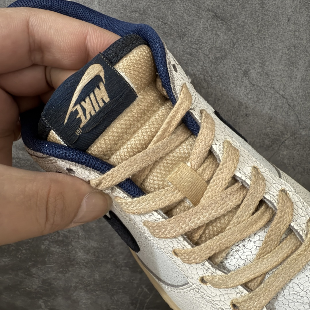 图片[5]-【纯原AY版】Nike x Stranger Things Dunk Low SP 怪奇物语 IH6766-001 这款鞋以“Phantom and Midnight Navy”配色为主，鞋身采用做旧设计，皮革带有裂纹，鞋带与中底呈现出怀旧色彩，仿佛从1987年穿越而来。鞋舌上有“1987”的小徽章，呼应剧中时间线，同时也点明了Dunk的诞生年份。此外，鞋身的耐克标志是倒着的，这一独特设计增加了鞋子的辨识度。鞋盒也经过特殊设计，带有做旧效果，里面还附赠了霍金斯实验室logo和颠倒世界小方块的鞋带扣等配件。 尺码：36-47.5（半码）-选品中心