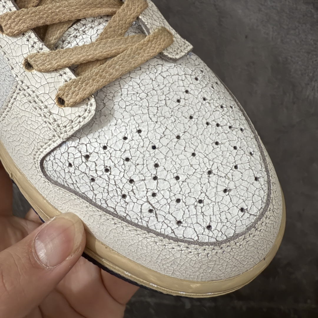图片[4]-【纯原AY版】Nike x Stranger Things Dunk Low SP 怪奇物语 IH6766-001 这款鞋以“Phantom and Midnight Navy”配色为主，鞋身采用做旧设计，皮革带有裂纹，鞋带与中底呈现出怀旧色彩，仿佛从1987年穿越而来。鞋舌上有“1987”的小徽章，呼应剧中时间线，同时也点明了Dunk的诞生年份。此外，鞋身的耐克标志是倒着的，这一独特设计增加了鞋子的辨识度。鞋盒也经过特殊设计，带有做旧效果，里面还附赠了霍金斯实验室logo和颠倒世界小方块的鞋带扣等配件。 尺码：36-47.5（半码）-选品中心