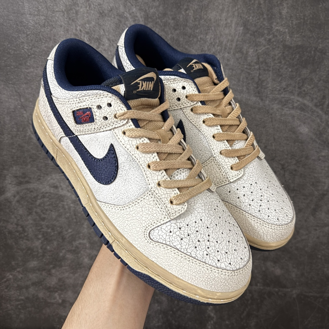 【纯原AY版】Nike x Stranger Things Dunk Low SP 怪奇物语 IH6766-001 这款鞋以“Phantom and Midnight Navy”配色为主，鞋身采用做旧设计，皮革带有裂纹，鞋带与中底呈现出怀旧色彩，仿佛从1987年穿越而来。鞋舌上有“1987”的小徽章，呼应剧中时间线，同时也点明了Dunk的诞生年份。此外，鞋身的耐克标志是倒着的，这一独特设计增加了鞋子的辨识度。鞋盒也经过特殊设计，带有做旧效果，里面还附赠了霍金斯实验室logo和颠倒世界小方块的鞋带扣等配件。 尺码：36-47.5（半码）-选品中心