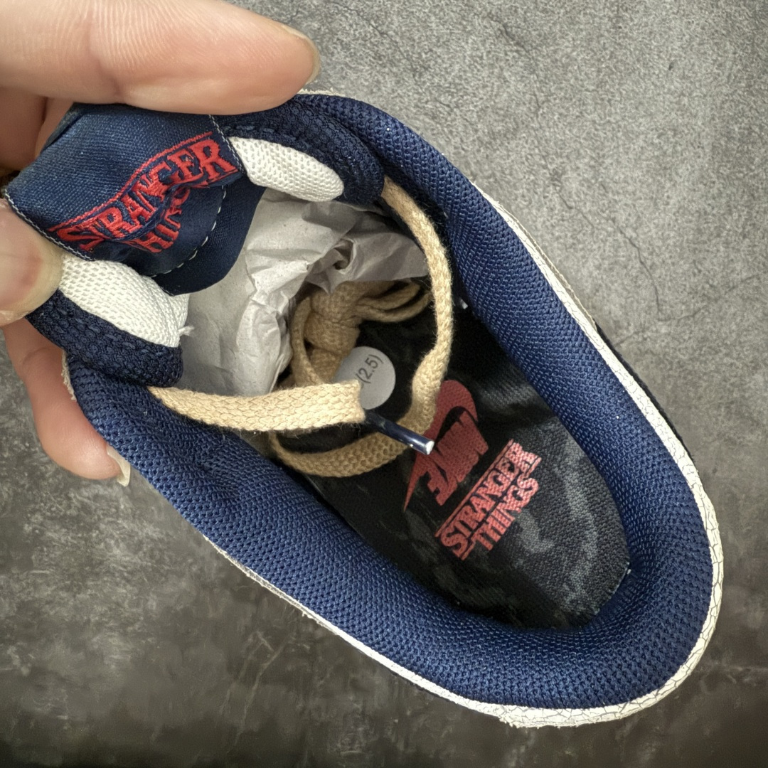 图片[6]-【纯原AY版】Nike x Stranger Things Dunk Low SP 怪奇物语 IH6766-001 这款鞋以“Phantom and Midnight Navy”配色为主，鞋身采用做旧设计，皮革带有裂纹，鞋带与中底呈现出怀旧色彩，仿佛从1987年穿越而来。鞋舌上有“1987”的小徽章，呼应剧中时间线，同时也点明了Dunk的诞生年份。此外，鞋身的耐克标志是倒着的，这一独特设计增加了鞋子的辨识度。鞋盒也经过特殊设计，带有做旧效果，里面还附赠了霍金斯实验室logo和颠倒世界小方块的鞋带扣等配件。 尺码：36-47.5（半码）-选品中心