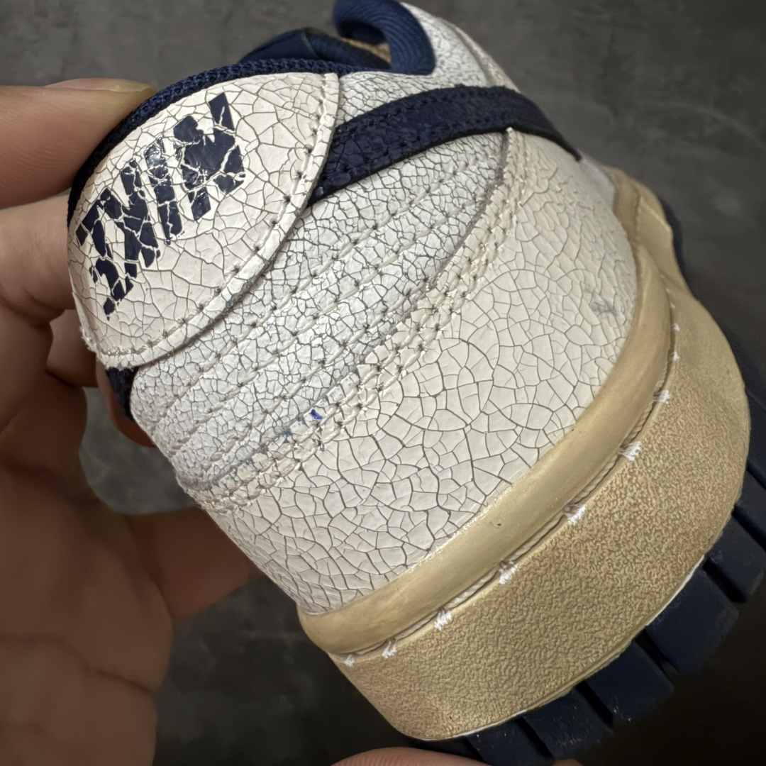 图片[2]-【纯原AY版】Nike x Stranger Things Dunk Low SP 怪奇物语 IH6766-001 这款鞋以“Phantom and Midnight Navy”配色为主，鞋身采用做旧设计，皮革带有裂纹，鞋带与中底呈现出怀旧色彩，仿佛从1987年穿越而来。鞋舌上有“1987”的小徽章，呼应剧中时间线，同时也点明了Dunk的诞生年份。此外，鞋身的耐克标志是倒着的，这一独特设计增加了鞋子的辨识度。鞋盒也经过特殊设计，带有做旧效果，里面还附赠了霍金斯实验室logo和颠倒世界小方块的鞋带扣等配件。 尺码：36-47.5（半码）-选品中心