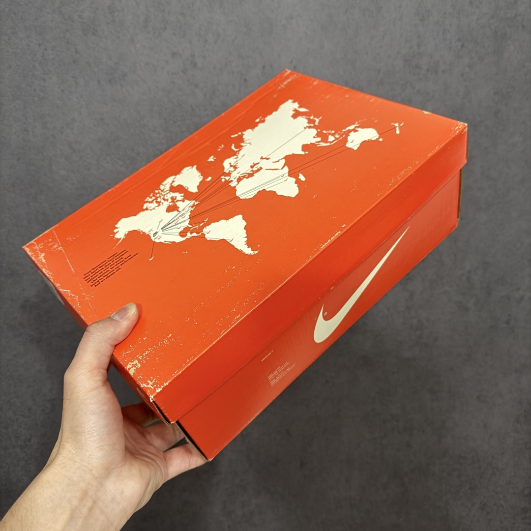 图片[9]-【纯原AY版】Nike x Stranger Things Dunk Low SP 怪奇物语 IH6766-001 这款鞋以“Phantom and Midnight Navy”配色为主，鞋身采用做旧设计，皮革带有裂纹，鞋带与中底呈现出怀旧色彩，仿佛从1987年穿越而来。鞋舌上有“1987”的小徽章，呼应剧中时间线，同时也点明了Dunk的诞生年份。此外，鞋身的耐克标志是倒着的，这一独特设计增加了鞋子的辨识度。鞋盒也经过特殊设计，带有做旧效果，里面还附赠了霍金斯实验室logo和颠倒世界小方块的鞋带扣等配件。 尺码：36-47.5（半码）-选品中心
