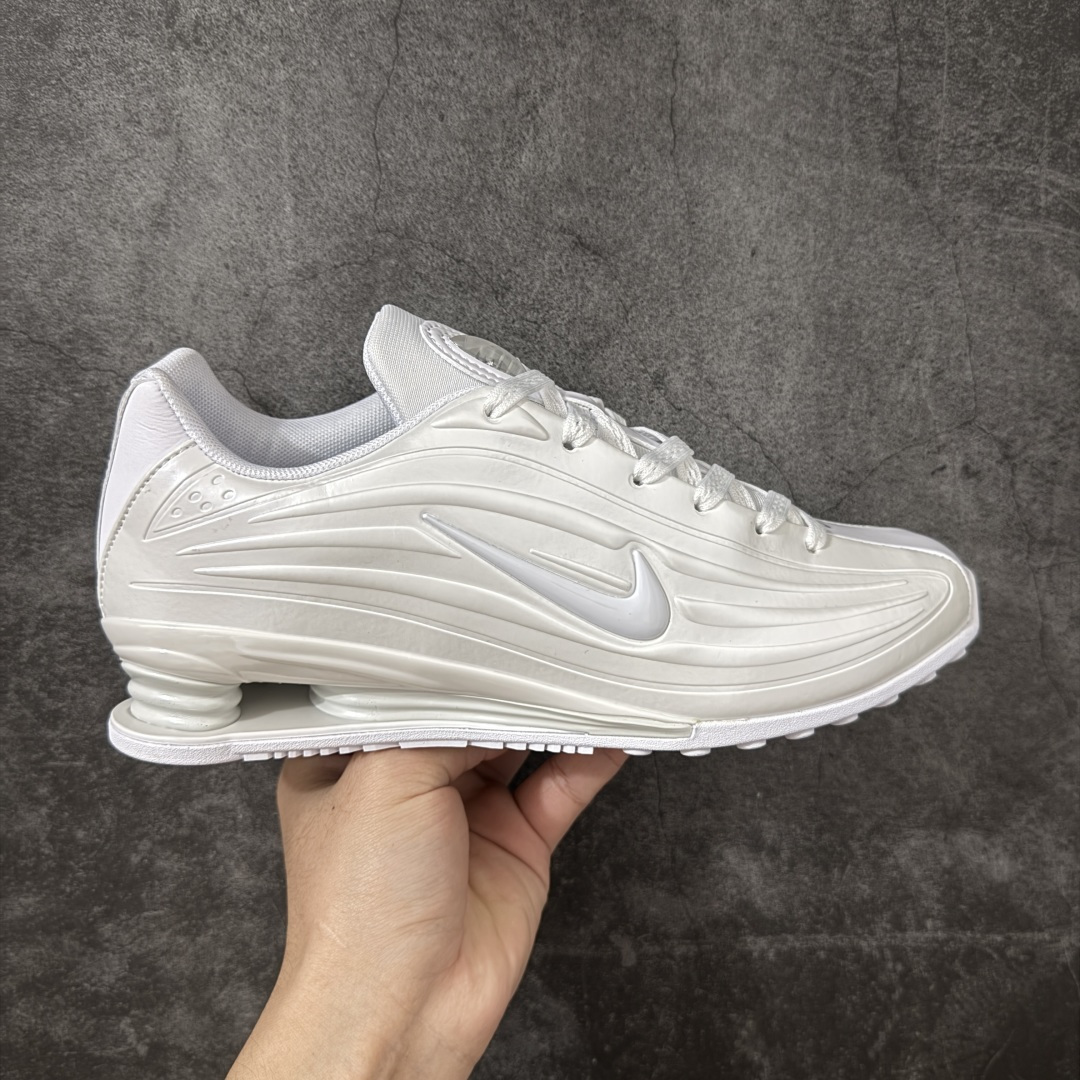 【外贸版】Nike SHOX Z 后掌气柱先锋机能风跑鞋 IR1222-100 Nike Shox Z搭载了Nike标志性的Shox缓震科技 后跟的气柱能有效吸收冲击能量提供良好的缓震效果 采用轻盈透气的材质制作鞋面能确保脚部保持干爽舒适 贴合脚部曲线 带来舒适的包裹感 “猫跟”设计不仅提升了时尚感 还增强了穿着时的稳定性 使脚部在行走或运动过程中能保持平衡 尺码： 36 36.5 37.5 38 38.5 39 40 40.5 41-选品中心