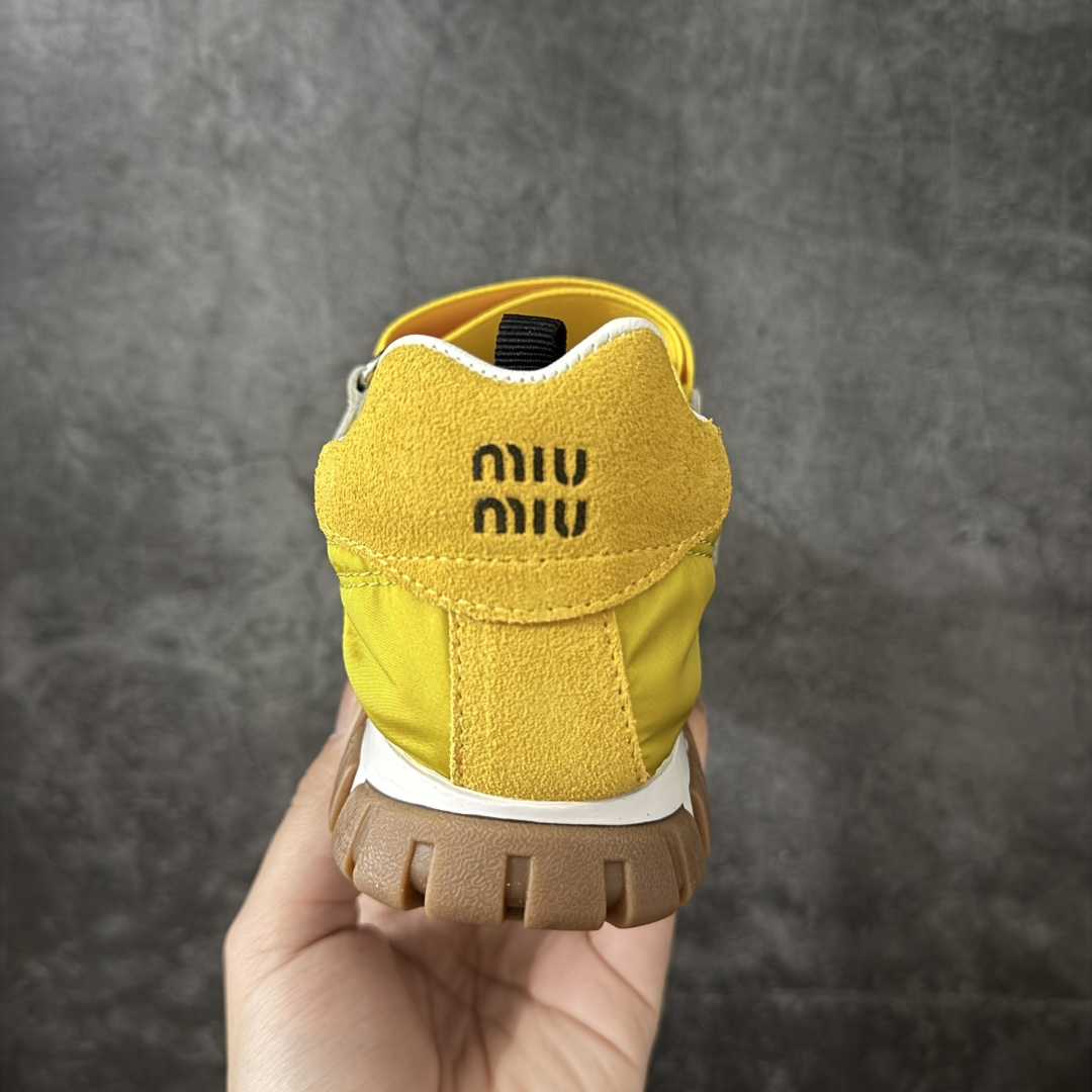 图片[4]-【广东纯原版本】Miumiu Tyre系列春夏新款 饼干鞋 阿甘鞋休闲运动鞋Miumiu最新爆款 前卫大胆的设计，风格融于此款厚底帆布运动鞋的简约线条，别致徽标饰于鞋舌与背面，点缀复古设计，平添标志性元素！厚底设计定义前卫的现代风格，这款Tyre集优雅气质与运动功能于一身，动感橡胶鞋底柔韧耐磨，令人联想起轮胎花纹，橡胶鞋底除了增加了这双鞋的复古属性外也增加了防滑功能鞋面由科技织物和麂皮制成，融合运动与时尚、功能与优雅，表达了Miu Miu的核心精神 尺码：35-40-莆田鞋