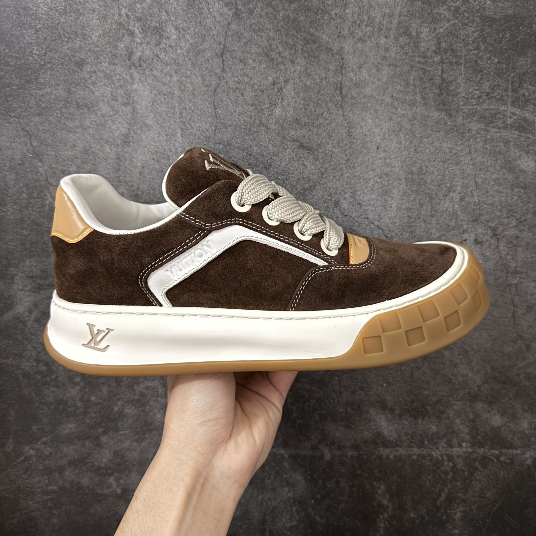 【HS顶级礼盒版】LV 路易威登LOUIS VUITTON Tilted Low Sneakers 倾斜系列低帮复古休闲运动文化百搭板鞋 2026早春款板鞋 饼干鞋 礼盒包装 私模开发大底 正确细节 原鞋原材料1：1打造 完美版型做工 欢迎对比市场任何品质的货品 广东原产 专业LV大厂出品 正确底 大底开发近半年 原楦型开发纸版 全鞋原材料打造 细节 针车 烫金 中底无可挑剔 包装说明书防尘布袋物件(附送官方快递加固牛皮纸外盒!!)# 尺码：39 40 41 42 43 44 45 46-选品中心