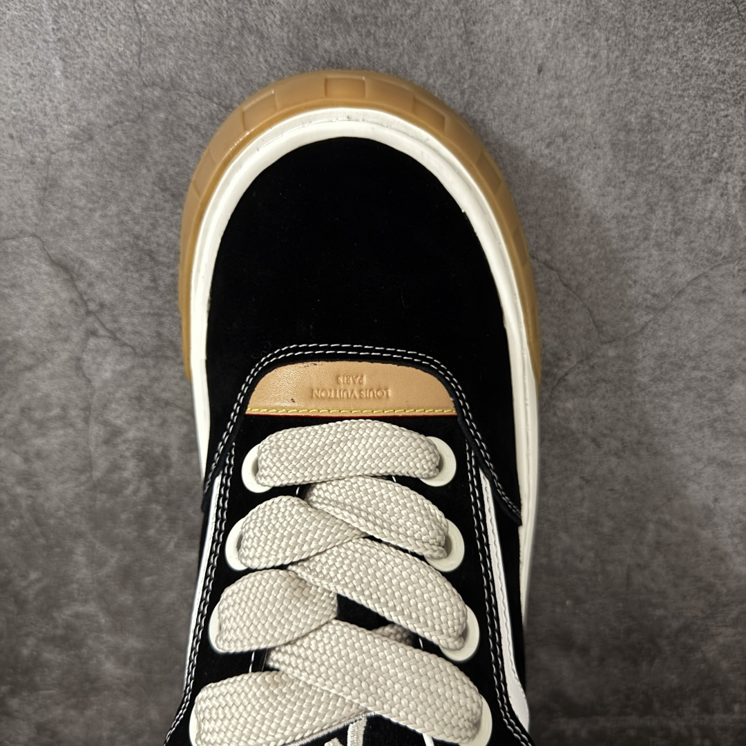 图片[5]-【HS顶级礼盒版】LV 路易威登LOUIS VUITTON Tilted Low Sneakers 倾斜系列低帮复古休闲运动文化百搭板鞋 2026早春款板鞋 饼干鞋 礼盒包装 私模开发大底 正确细节 原鞋原材料1：1打造 完美版型做工 欢迎对比市场任何品质的货品 广东原产 专业LV大厂出品 正确底 大底开发近半年 原楦型开发纸版 全鞋原材料打造 细节 针车 烫金 中底无可挑剔 包装说明书防尘布袋物件(附送官方快递加固牛皮纸外盒!!)# 尺码：39 40 41 42 43 44 45 46-选品中心