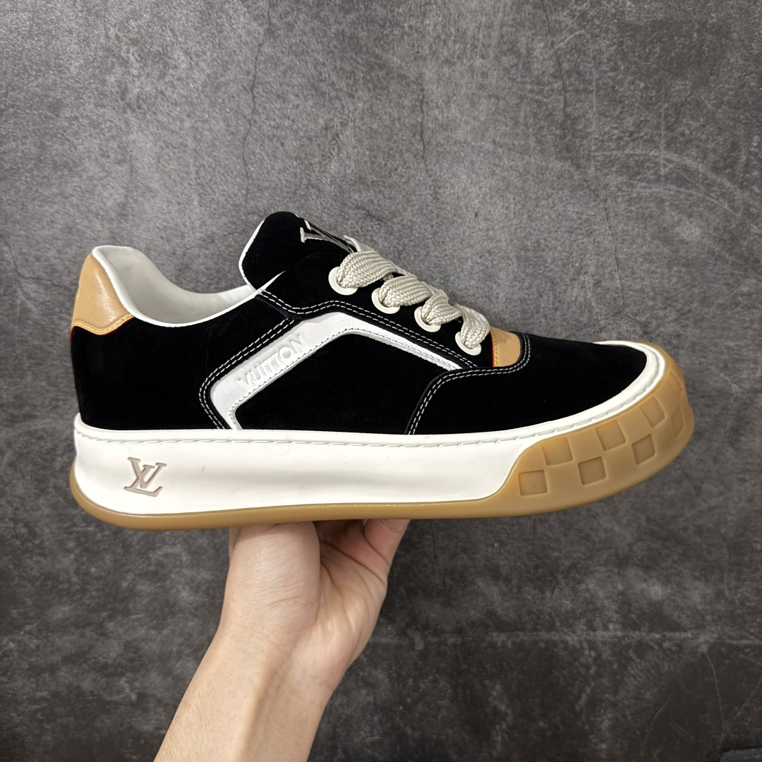 【HS顶级礼盒版】LV 路易威登LOUIS VUITTON Tilted Low Sneakers 倾斜系列低帮复古休闲运动文化百搭板鞋 2026早春款板鞋 饼干鞋 礼盒包装 私模开发大底 正确细节 原鞋原材料1：1打造 完美版型做工 欢迎对比市场任何品质的货品 广东原产 专业LV大厂出品 正确底 大底开发近半年 原楦型开发纸版 全鞋原材料打造 细节 针车 烫金 中底无可挑剔 包装说明书防尘布袋物件(附送官方快递加固牛皮纸外盒!!)# 尺码：39 40 41 42 43 44 45 46-选品中心