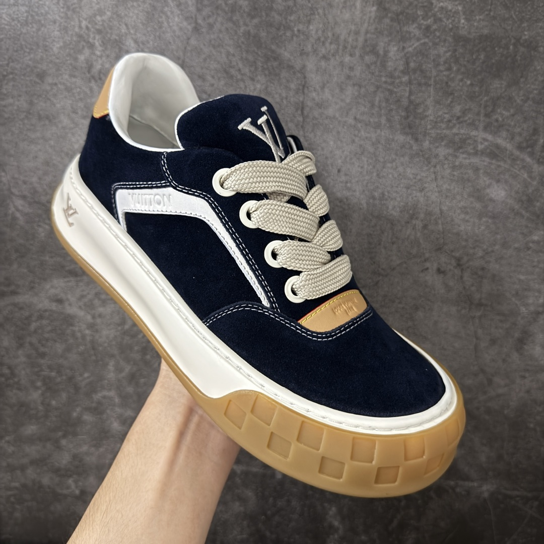 图片[3]-【HS顶级礼盒版】LV 路易威登LOUIS VUITTON Tilted Low Sneakers 倾斜系列低帮复古休闲运动文化百搭板鞋 2026早春款板鞋 饼干鞋 礼盒包装 私模开发大底 正确细节 原鞋原材料1：1打造 完美版型做工 欢迎对比市场任何品质的货品 广东原产 专业LV大厂出品 正确底 大底开发近半年 原楦型开发纸版 全鞋原材料打造 细节 针车 烫金 中底无可挑剔 包装说明书防尘布袋物件(附送官方快递加固牛皮纸外盒!!)# 尺码：39 40 41 42 43 44 45 46-选品中心