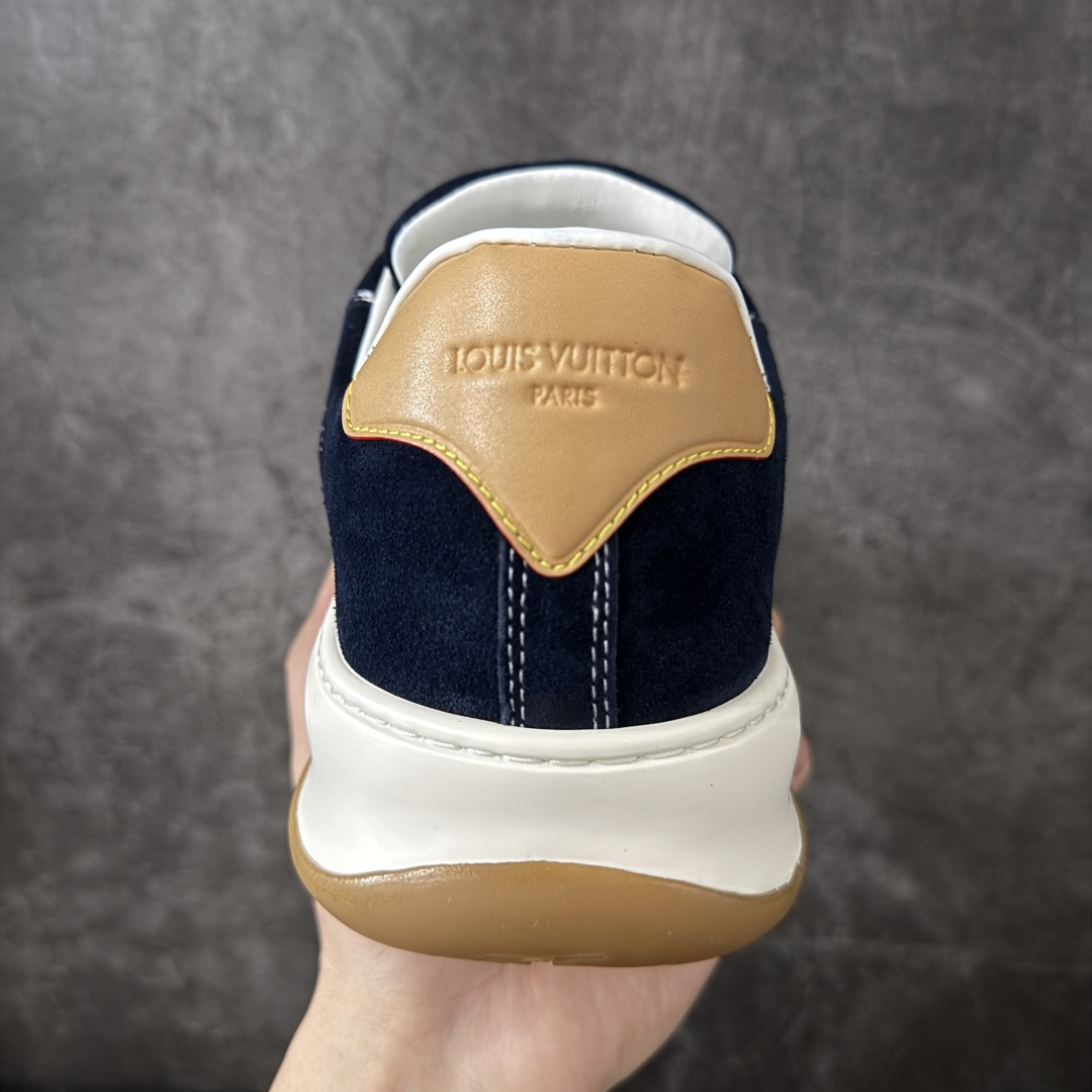 图片[4]-【HS顶级礼盒版】LV 路易威登LOUIS VUITTON Tilted Low Sneakers 倾斜系列低帮复古休闲运动文化百搭板鞋 2026早春款板鞋 饼干鞋 礼盒包装 私模开发大底 正确细节 原鞋原材料1：1打造 完美版型做工 欢迎对比市场任何品质的货品 广东原产 专业LV大厂出品 正确底 大底开发近半年 原楦型开发纸版 全鞋原材料打造 细节 针车 烫金 中底无可挑剔 包装说明书防尘布袋物件(附送官方快递加固牛皮纸外盒!!)# 尺码：39 40 41 42 43 44 45 46-选品中心