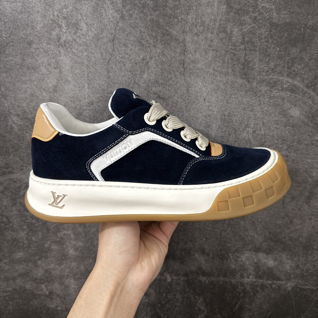 【HS顶级礼盒版】LV 路易威登LOUIS VUITTON Tilted Low Sneakers 倾斜系列低帮复古休闲运动文化百搭板鞋 2026早春款板鞋 饼干鞋 礼盒包装 私模开发大底 正确细节 原鞋原材料1：1打造 完美版型做工 欢迎对比市场任何品质的货品 广东原产 专业LV大厂出品 正确底 大底开发近半年 原楦型开发纸版 全鞋原材料打造 细节 针车 烫金 中底无可挑剔 包装说明书防尘布袋物件(附送官方快递加固牛皮纸外盒!!)# 尺码：39 40 41 42 43 44 45 46-选品中心