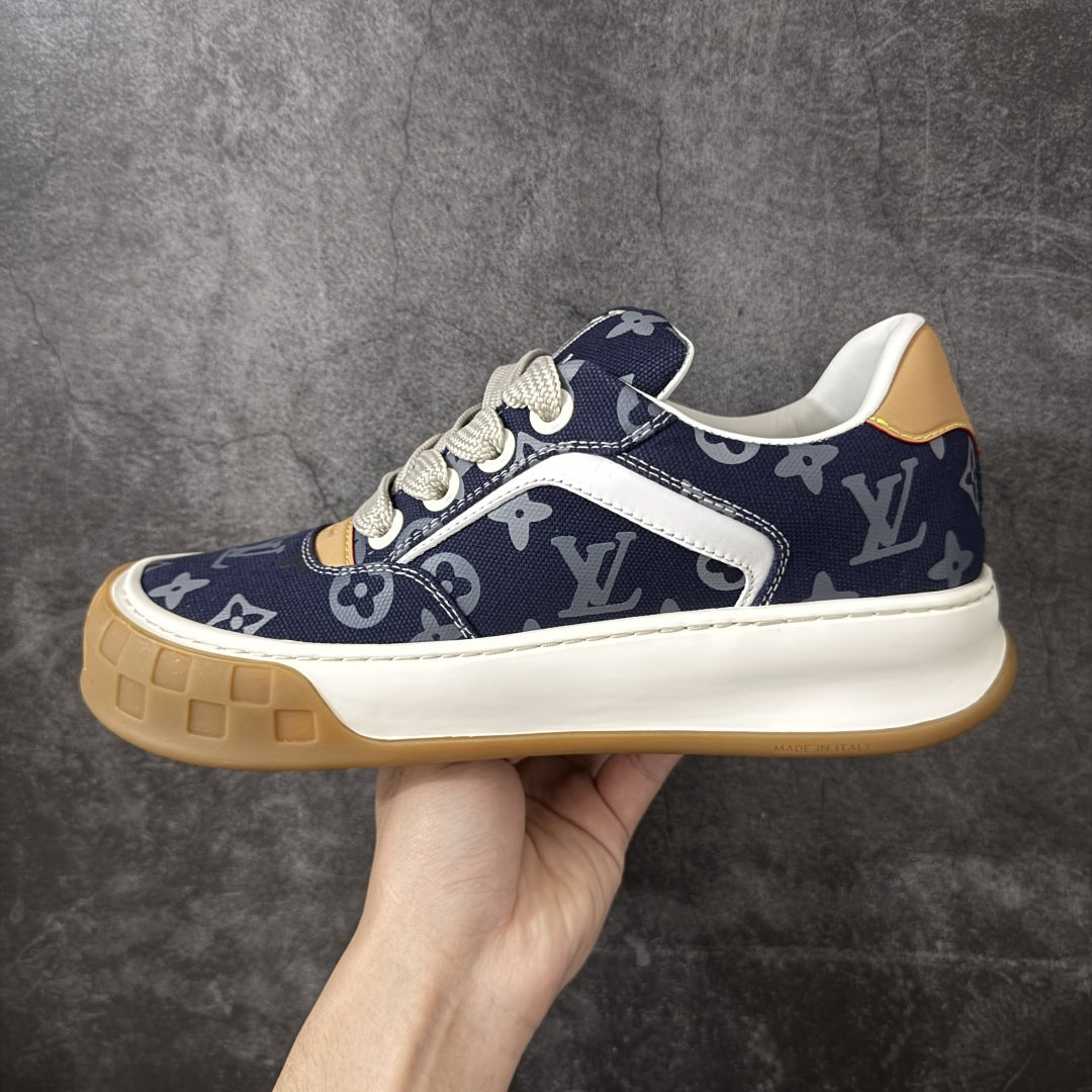 图片[2]-【HS顶级礼盒版】LV 路易威登LOUIS VUITTON Tilted Low Sneakers 倾斜系列低帮复古休闲运动文化百搭板鞋 2026早春款板鞋 饼干鞋 礼盒包装 私模开发大底 正确细节 原鞋原材料1：1打造 完美版型做工 欢迎对比市场任何品质的货品 广东原产 专业LV大厂出品 正确底 大底开发近半年 原楦型开发纸版 全鞋原材料打造 细节 针车 烫金 中底无可挑剔 包装说明书防尘布袋物件(附送官方快递加固牛皮纸外盒!!)# 尺码：39 40 41 42 43 44 45 46-莆田鞋