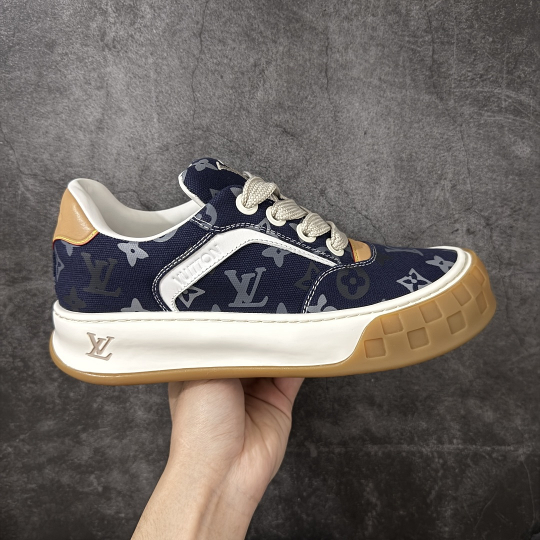 【HS顶级礼盒版】LV 路易威登LOUIS VUITTON Tilted Low Sneakers 倾斜系列低帮复古休闲运动文化百搭板鞋 2026早春款板鞋 饼干鞋 礼盒包装 私模开发大底 正确细节 原鞋原材料1：1打造 完美版型做工 欢迎对比市场任何品质的货品 广东原产 专业LV大厂出品 正确底 大底开发近半年 原楦型开发纸版 全鞋原材料打造 细节 针车 烫金 中底无可挑剔 包装说明书防尘布袋物件(附送官方快递加固牛皮纸外盒!!)# 尺码：39 40 41 42 43 44 45 46-选品中心