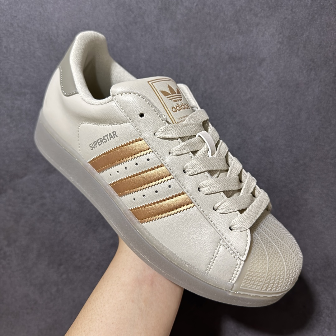 图片[3]-【H11顶级头层版】adidas originals Superstar 2 贝壳头 简约经典 舒适时尚 复古板鞋 男女同款 黑白 货号：JR7355 全新升级版 皮料改进至头层原厂皮 原盒 原底原料 开模打造 原厂织唛鞋标 高精密准度 原楦原纸板开发 匹配原版98%以上 后跟垫棉独家呈现 反口里弧度正确 原厂鞋垫 背胶 后跟电绣针数 与正品一致 原厂皮料 原厂车缝线 质感无敌 皮料切割干净 无任何毛边 清洁度细节完美 进口港宝加持 后跟自然饱满 还原公司包裹性 鞋面采用原装数据贴合技术 全方位贴合包裹脚型 鞋跟部鞋底牵引设计 提供强大的抓地性能 更适应不同实战场地路面 尺码：35.5 36 36.5 37.5 38 38.5 39 40 40.5 41 42 42.5 43 44 45-选品中心