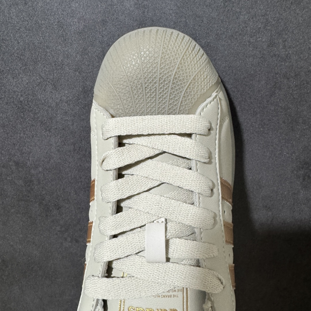 图片[5]-【H11顶级头层版】adidas originals Superstar 2 贝壳头 简约经典 舒适时尚 复古板鞋 男女同款 黑白 货号：JR7355 全新升级版 皮料改进至头层原厂皮 原盒 原底原料 开模打造 原厂织唛鞋标 高精密准度 原楦原纸板开发 匹配原版98%以上 后跟垫棉独家呈现 反口里弧度正确 原厂鞋垫 背胶 后跟电绣针数 与正品一致 原厂皮料 原厂车缝线 质感无敌 皮料切割干净 无任何毛边 清洁度细节完美 进口港宝加持 后跟自然饱满 还原公司包裹性 鞋面采用原装数据贴合技术 全方位贴合包裹脚型 鞋跟部鞋底牵引设计 提供强大的抓地性能 更适应不同实战场地路面 尺码：35.5 36 36.5 37.5 38 38.5 39 40 40.5 41 42 42.5 43 44 45-选品中心