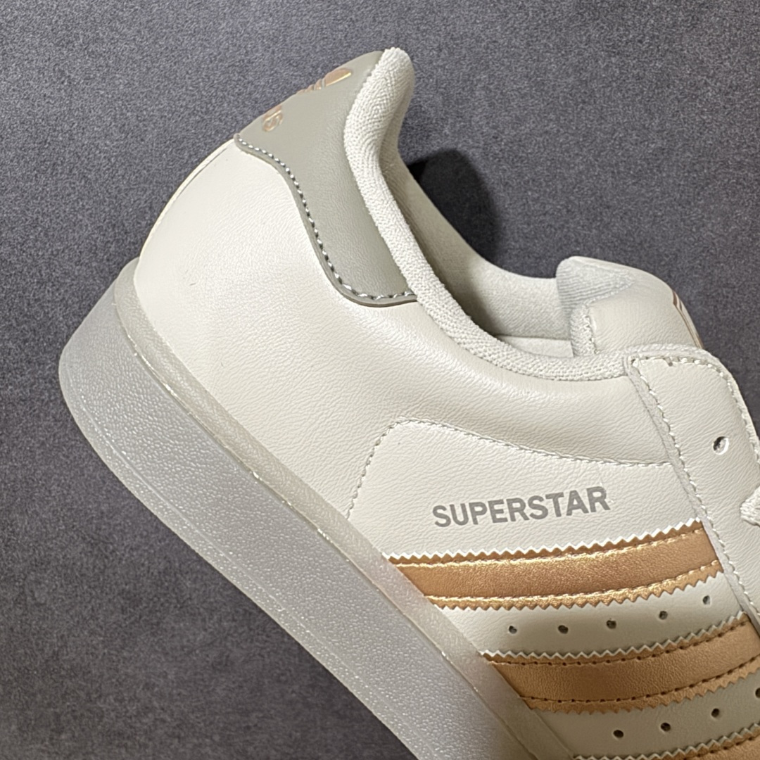 图片[7]-【H11顶级头层版】adidas originals Superstar 2 贝壳头 简约经典 舒适时尚 复古板鞋 男女同款 黑白 货号：JR7355 全新升级版 皮料改进至头层原厂皮 原盒 原底原料 开模打造 原厂织唛鞋标 高精密准度 原楦原纸板开发 匹配原版98%以上 后跟垫棉独家呈现 反口里弧度正确 原厂鞋垫 背胶 后跟电绣针数 与正品一致 原厂皮料 原厂车缝线 质感无敌 皮料切割干净 无任何毛边 清洁度细节完美 进口港宝加持 后跟自然饱满 还原公司包裹性 鞋面采用原装数据贴合技术 全方位贴合包裹脚型 鞋跟部鞋底牵引设计 提供强大的抓地性能 更适应不同实战场地路面 尺码：35.5 36 36.5 37.5 38 38.5 39 40 40.5 41 42 42.5 43 44 45-选品中心
