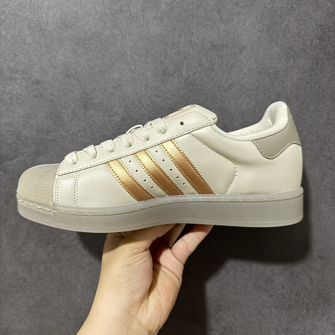 图片[2]-【H11顶级头层版】adidas originals Superstar 2 贝壳头 简约经典 舒适时尚 复古板鞋 男女同款 黑白 货号：JR7355 全新升级版 皮料改进至头层原厂皮 原盒 原底原料 开模打造 原厂织唛鞋标 高精密准度 原楦原纸板开发 匹配原版98%以上 后跟垫棉独家呈现 反口里弧度正确 原厂鞋垫 背胶 后跟电绣针数 与正品一致 原厂皮料 原厂车缝线 质感无敌 皮料切割干净 无任何毛边 清洁度细节完美 进口港宝加持 后跟自然饱满 还原公司包裹性 鞋面采用原装数据贴合技术 全方位贴合包裹脚型 鞋跟部鞋底牵引设计 提供强大的抓地性能 更适应不同实战场地路面 尺码：35.5 36 36.5 37.5 38 38.5 39 40 40.5 41 42 42.5 43 44 45-选品中心