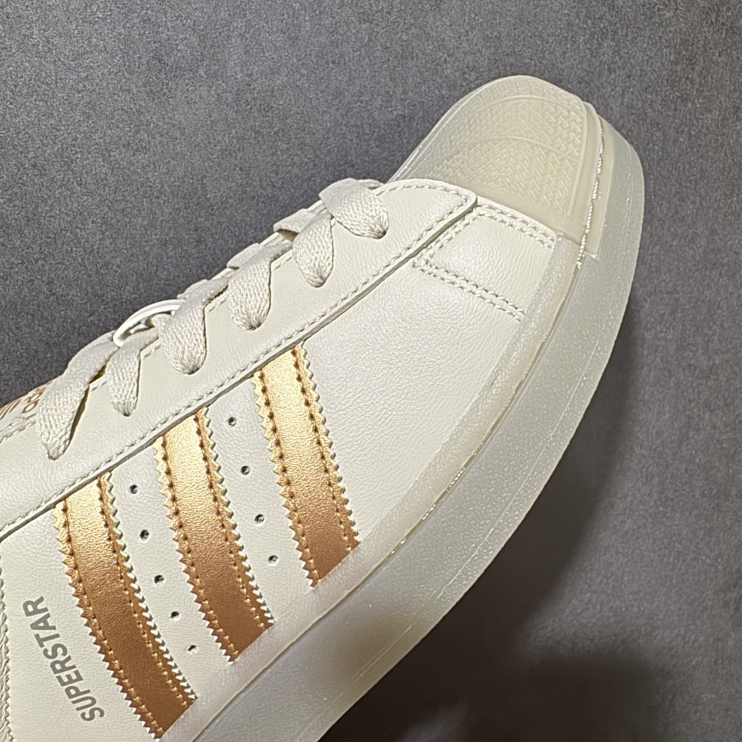 图片[8]-【H11顶级头层版】adidas originals Superstar 2 贝壳头 简约经典 舒适时尚 复古板鞋 男女同款 黑白 货号：JR7355 全新升级版 皮料改进至头层原厂皮 原盒 原底原料 开模打造 原厂织唛鞋标 高精密准度 原楦原纸板开发 匹配原版98%以上 后跟垫棉独家呈现 反口里弧度正确 原厂鞋垫 背胶 后跟电绣针数 与正品一致 原厂皮料 原厂车缝线 质感无敌 皮料切割干净 无任何毛边 清洁度细节完美 进口港宝加持 后跟自然饱满 还原公司包裹性 鞋面采用原装数据贴合技术 全方位贴合包裹脚型 鞋跟部鞋底牵引设计 提供强大的抓地性能 更适应不同实战场地路面 尺码：35.5 36 36.5 37.5 38 38.5 39 40 40.5 41 42 42.5 43 44 45-选品中心