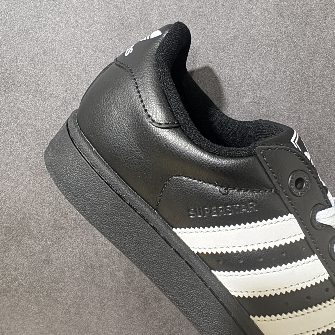 图片[7]-【H11顶级头层版】adidas originals Superstar 2 贝壳头 简约经典 舒适时尚 复古板鞋 男女同款 货号：JI3538 全新升级版 皮料改进至头层原厂皮 原盒 原底原料 开模打造 原厂织唛鞋标 高精密准度 原楦原纸板开发 匹配原版98%以上 后跟垫棉独家呈现 反口里弧度正确 原厂鞋垫 背胶 后跟电绣针数 与正品一致 原厂皮料 原厂车缝线 质感无敌 皮料切割干净 无任何毛边 清洁度细节完美 进口港宝加持 后跟自然饱满 还原公司包裹性 鞋面采用原装数据贴合技术 全方位贴合包裹脚型 鞋跟部鞋底牵引设计 提供强大的抓地性能 更适应不同实战场地路面 尺码：35.5 36 36.5 37.5 38 38.5 39 40 40.5 41 42 42.5 43 44 45-选品中心