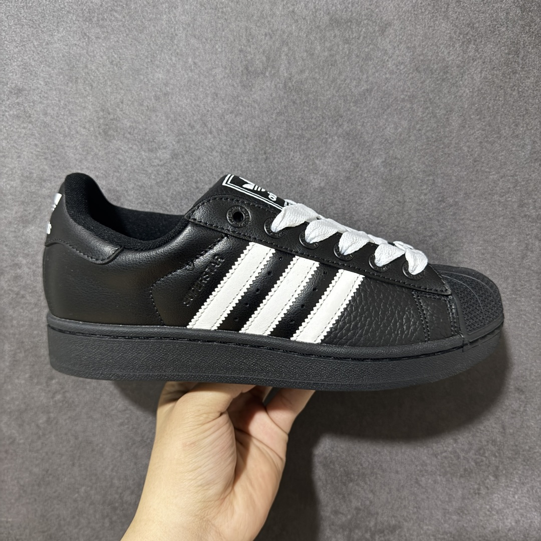 【H11顶级头层版】adidas originals Superstar 2 贝壳头 简约经典 舒适时尚 复古板鞋 男女同款 货号：JI3538 全新升级版 皮料改进至头层原厂皮 原盒 原底原料 开模打造 原厂织唛鞋标 高精密准度 原楦原纸板开发 匹配原版98%以上 后跟垫棉独家呈现 反口里弧度正确 原厂鞋垫 背胶 后跟电绣针数 与正品一致 原厂皮料 原厂车缝线 质感无敌 皮料切割干净 无任何毛边 清洁度细节完美 进口港宝加持 后跟自然饱满 还原公司包裹性 鞋面采用原装数据贴合技术 全方位贴合包裹脚型 鞋跟部鞋底牵引设计 提供强大的抓地性能 更适应不同实战场地路面 尺码：35.5 36 36.5 37.5 38 38.5 39 40 40.5 41 42 42.5 43 44 45-选品中心