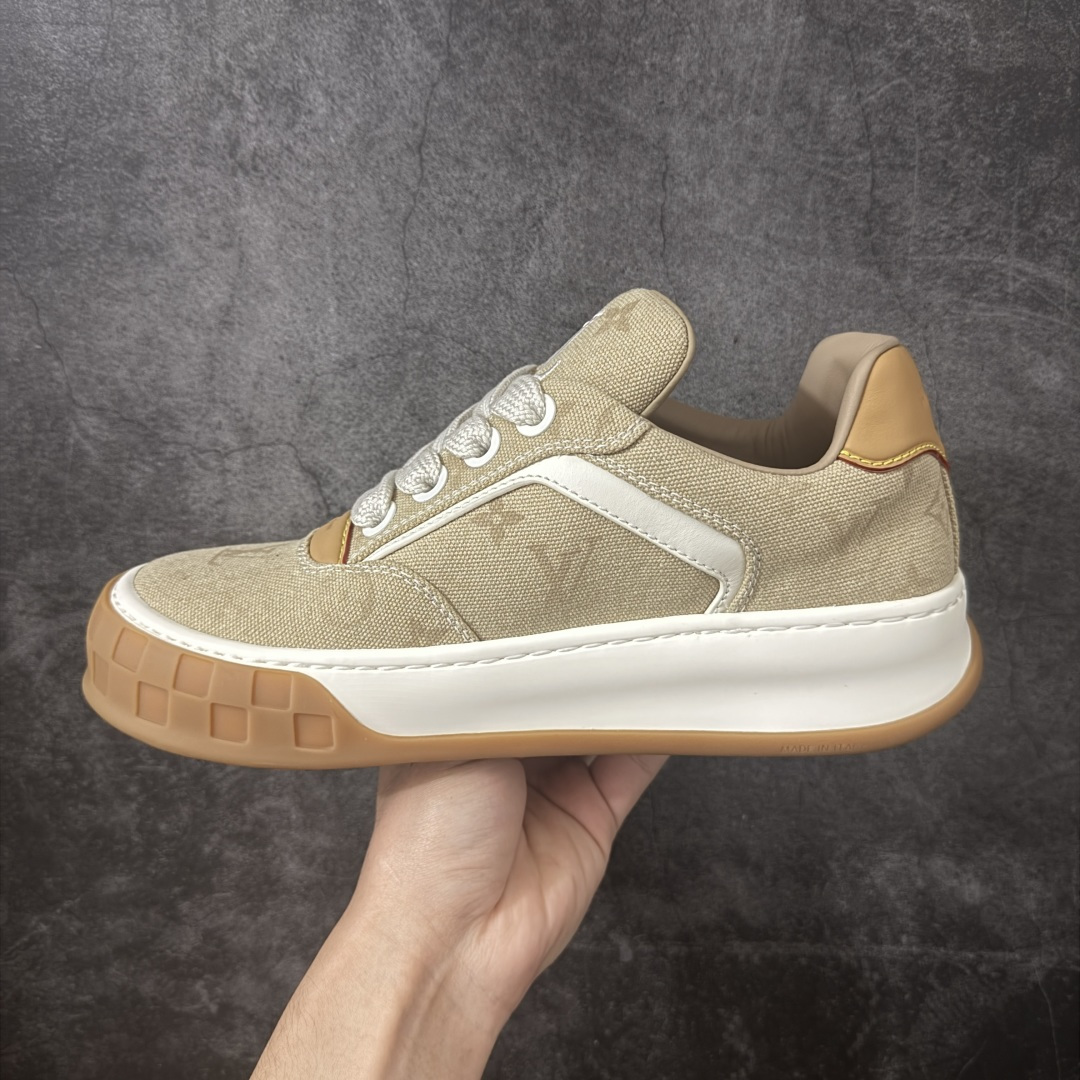 图片[2]-【佛山超a版】LV 路易威登LOUIS VUITTON Tilted Low Sneakers 倾斜系列低帮复古休闲运动文化百搭板鞋 2026早春款板鞋 饼干鞋 市场最顶天花板 正确细节 完美版型做工 欢迎对比市场任何品质的货品 广东原产 升级原楦型开发纸版 包装说明书防尘布袋物件(附送官方快递加固牛皮纸外盒!!)#采用Monogram 丹宁布鞋面材质#鞋垫嵌入软脚感EVA物料#后跟耐弯折滴塑支撑片#全新开发TPR光泽组合隔色鞋底❗ 尺码：39 40 41 42 43 44 45-选品中心