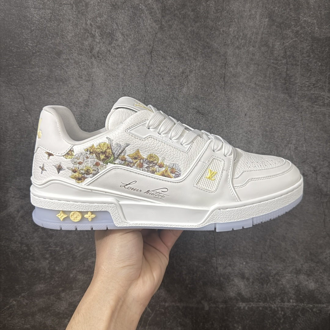 【佛山顶级超A版】Louis Vuitton LV Trainer系列 白刺绣 仓库现货 当天可取 佛山超A私人订单 专柜混卖零售专供 所有配色均为购买原版复刻 整体版型 皮料 市场独一无二 后跟版型都可以自行对比[机智]吊打市场所有货 怒甩十条街，欢迎拿市场各大工厂的货来对比！ 鞋舌烫金超正 压印程度秒杀市面90%以上的高端货 新配色陆续开发出货 尺码：39-45-选品中心