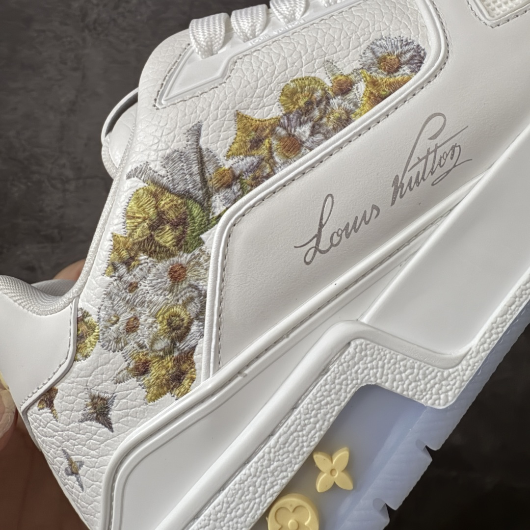 图片[4]-【佛山顶级超A版】Louis Vuitton LV Trainer系列 白刺绣 仓库现货 当天可取 佛山超A私人订单 专柜混卖零售专供 所有配色均为购买原版复刻 整体版型 皮料 市场独一无二 后跟版型都可以自行对比[机智]吊打市场所有货 怒甩十条街，欢迎拿市场各大工厂的货来对比！ 鞋舌烫金超正 压印程度秒杀市面90%以上的高端货 新配色陆续开发出货 尺码：39-45-莆田鞋