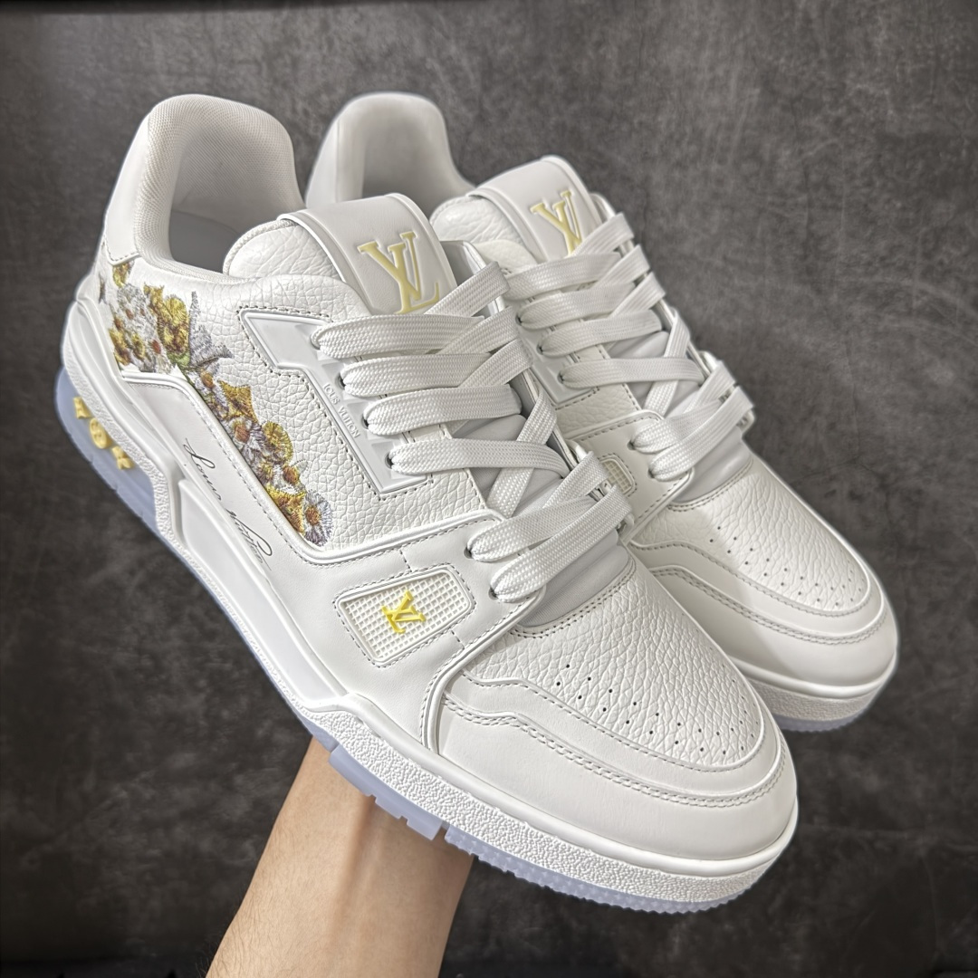 【佛山顶级超A版】Louis Vuitton LV Trainer系列 白刺绣 仓库现货 当天可取 佛山超A私人订单 专柜混卖零售专供 所有配色均为购买原版复刻 整体版型 皮料 市场独一无二 后跟版型都可以自行对比[机智]吊打市场所有货 怒甩十条街，欢迎拿市场各大工厂的货来对比！ 鞋舌烫金超正 压印程度秒杀市面90%以上的高端货 新配色陆续开发出货 尺码：39-45-选品中心