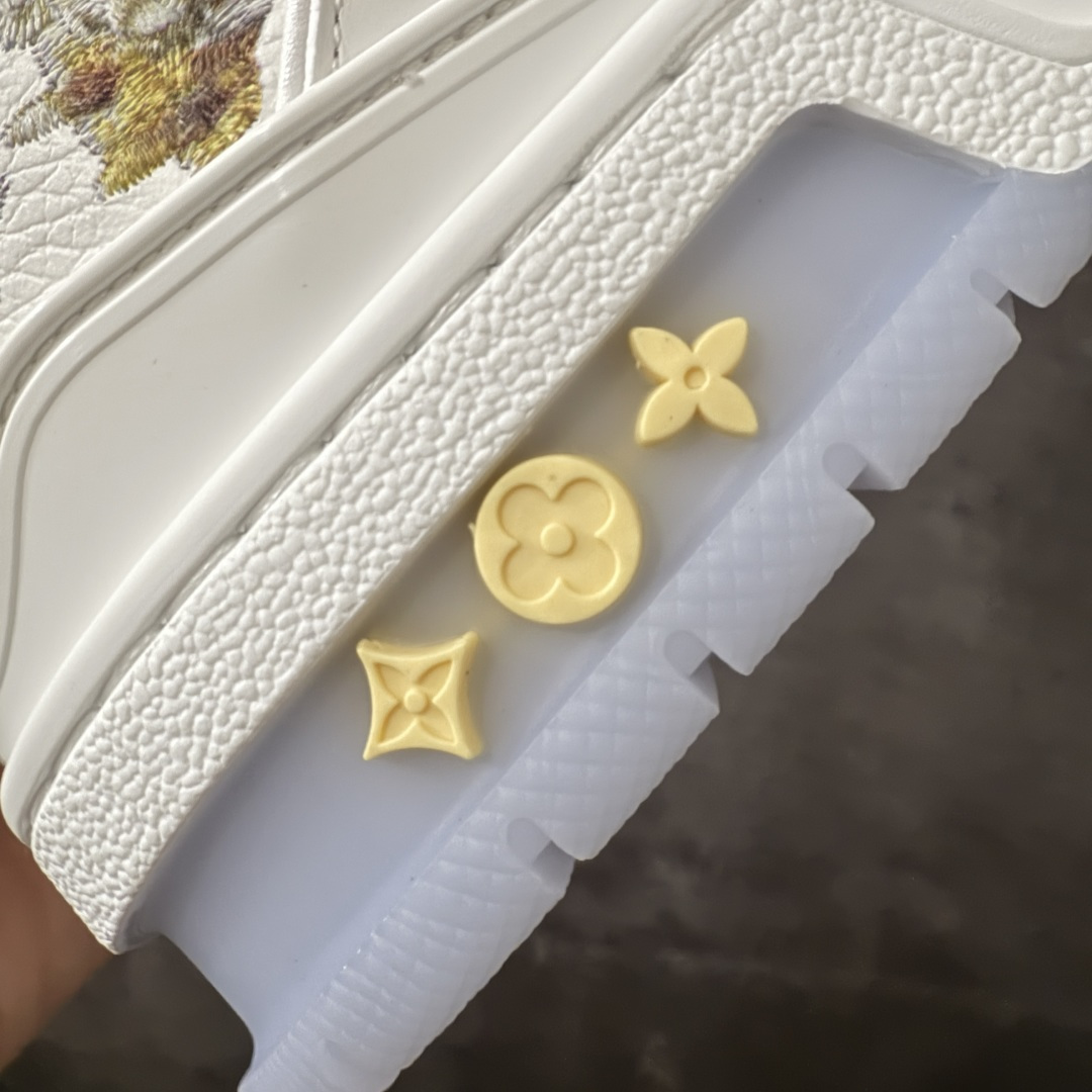 图片[3]-【佛山顶级超A版】Louis Vuitton LV Trainer系列 白刺绣 仓库现货 当天可取 佛山超A私人订单 专柜混卖零售专供 所有配色均为购买原版复刻 整体版型 皮料 市场独一无二 后跟版型都可以自行对比[机智]吊打市场所有货 怒甩十条街，欢迎拿市场各大工厂的货来对比！ 鞋舌烫金超正 压印程度秒杀市面90%以上的高端货 新配色陆续开发出货 尺码：39-45-莆田鞋