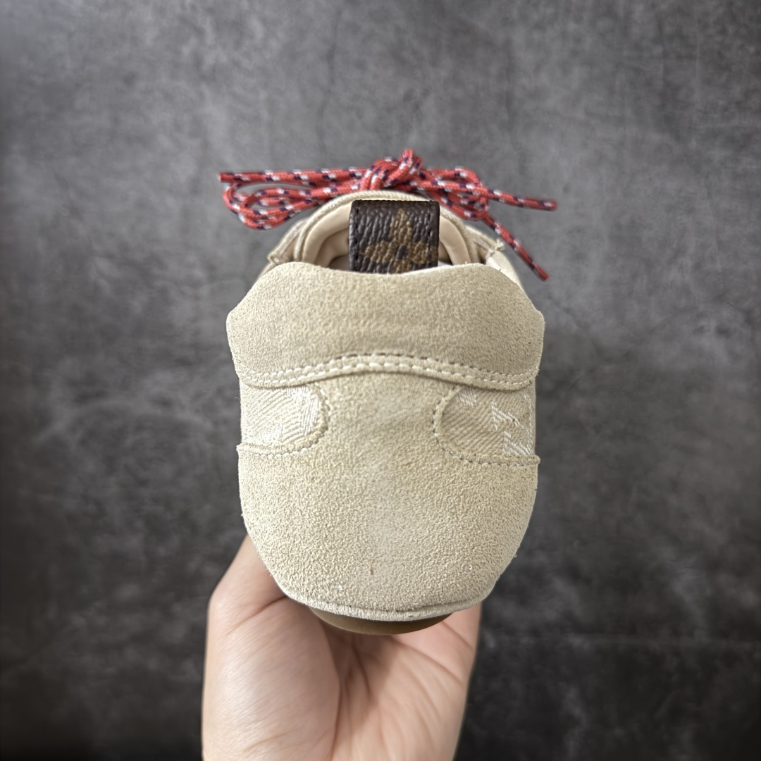 图片[4]-【广东纯原版】2026早春发布新款LOUIS VUITTON SneaKerina 德训鞋 芭蕾舞鞋 采用 Sacchetto 制鞋工艺，赋予柔韧鞋底与轻盈内部设计，适合日常休闲及精致造型。 sneakerina运动鞋惊艳曝光 设计灵感源自芭蕾舞平底鞋 优雅与复古并存 整体低调又老钱 原版购入 独家开模 媲美原版头层小牛皮 鞋面系带设计，侧面印有 LV 标志，后跟处配有拉环。——这双鞋简直是优雅与松弛感的完美融合！💃 尺码：35-40-莆田鞋