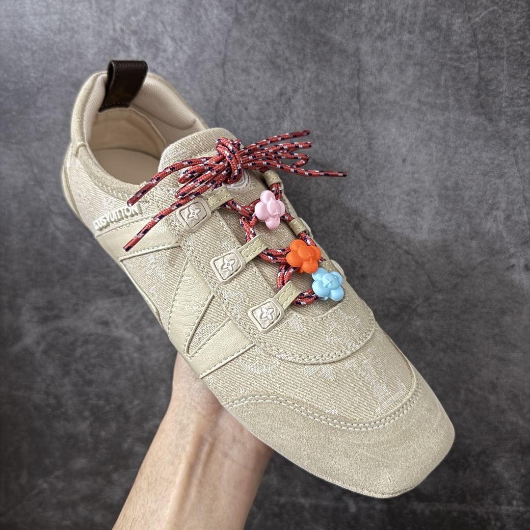 图片[3]-【广东纯原版】2026早春发布新款LOUIS VUITTON SneaKerina 德训鞋 芭蕾舞鞋 采用 Sacchetto 制鞋工艺，赋予柔韧鞋底与轻盈内部设计，适合日常休闲及精致造型。 sneakerina运动鞋惊艳曝光 设计灵感源自芭蕾舞平底鞋 优雅与复古并存 整体低调又老钱 原版购入 独家开模 媲美原版头层小牛皮 鞋面系带设计，侧面印有 LV 标志，后跟处配有拉环。——这双鞋简直是优雅与松弛感的完美融合！💃 尺码：35-40-莆田鞋